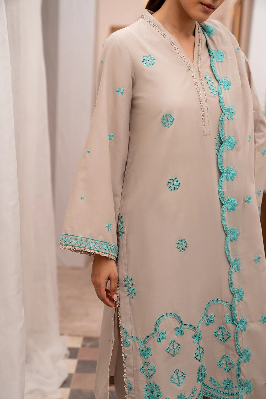 Buy embroidered lawn suits with price – This 3 piece unstitched embroidered lawn suit features fine detailing and a matching dupatta.