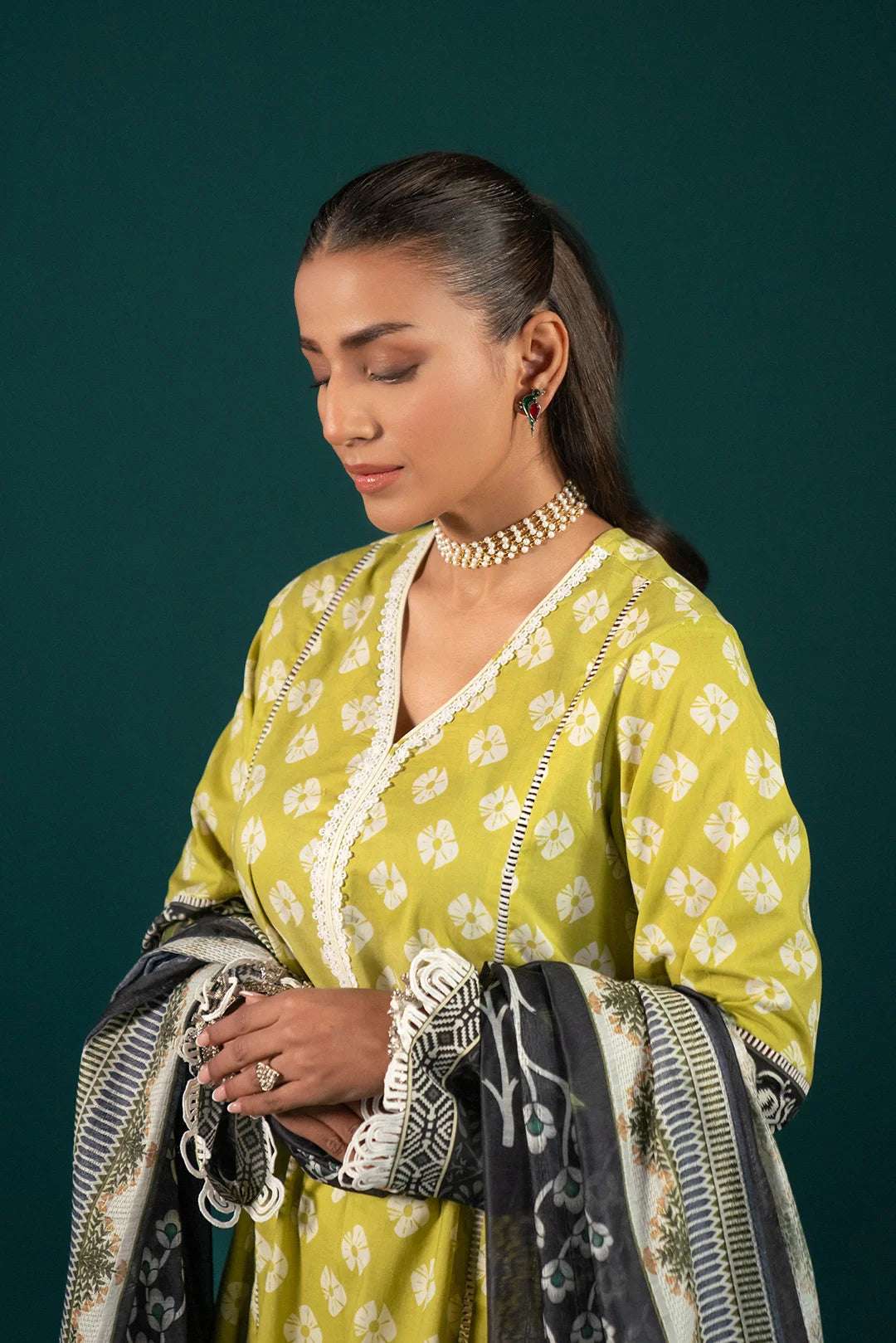 Chunri Printed Lawn Suit for Women in Pakistan: Upgrade your wardrobe with this classic yet trendy Pakistani lawn suit, featuring a digitally printed shirt, cambric trousers, and a contrast dupatta.