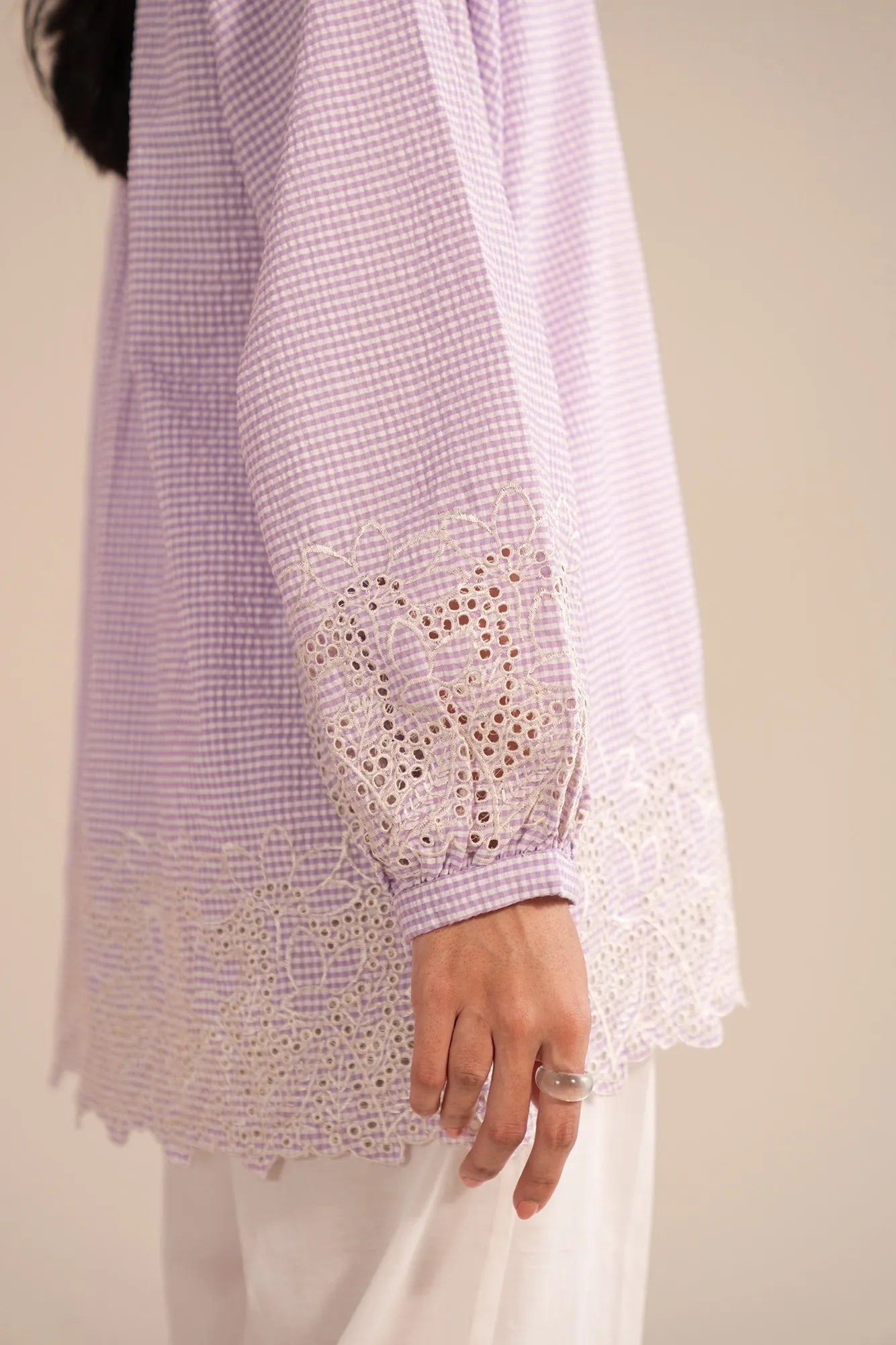 Embroidered casual shirt for women in check fabric with button-down design