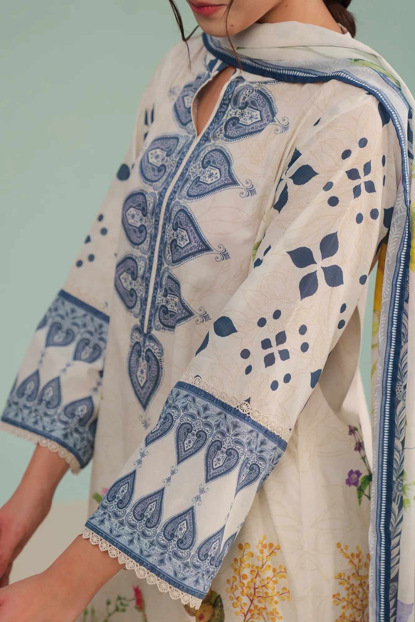 Gujranwala online lawn suits Pakistan fashionable ivory 2 piece unstitched lawn suit with printed shirt and voile dupatta for women