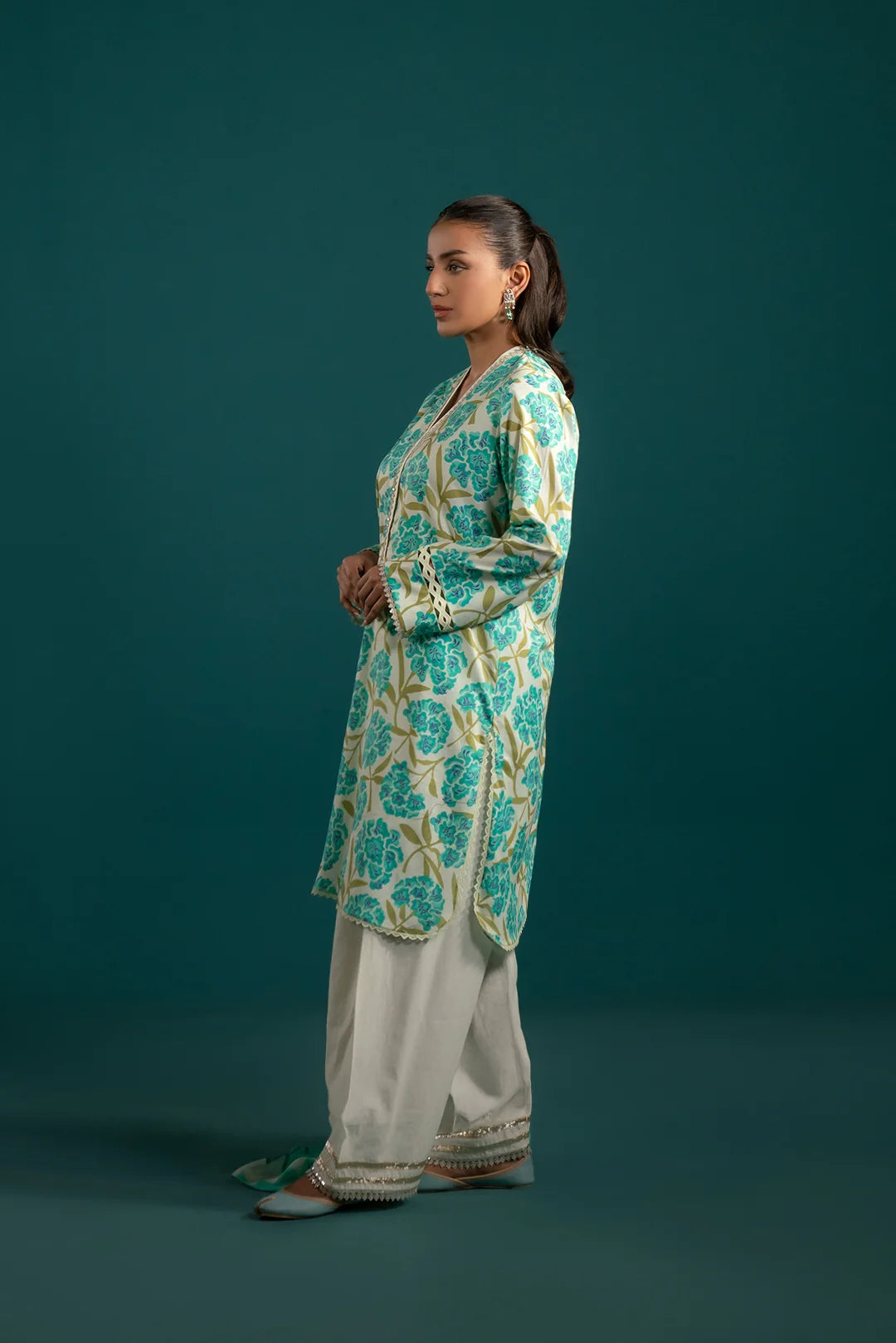 Latest lawn suits in Pakistan – a refreshing off-white and turquoise blue printed lawn shirt with matching chiffon dupatta, ideal for effortless style.