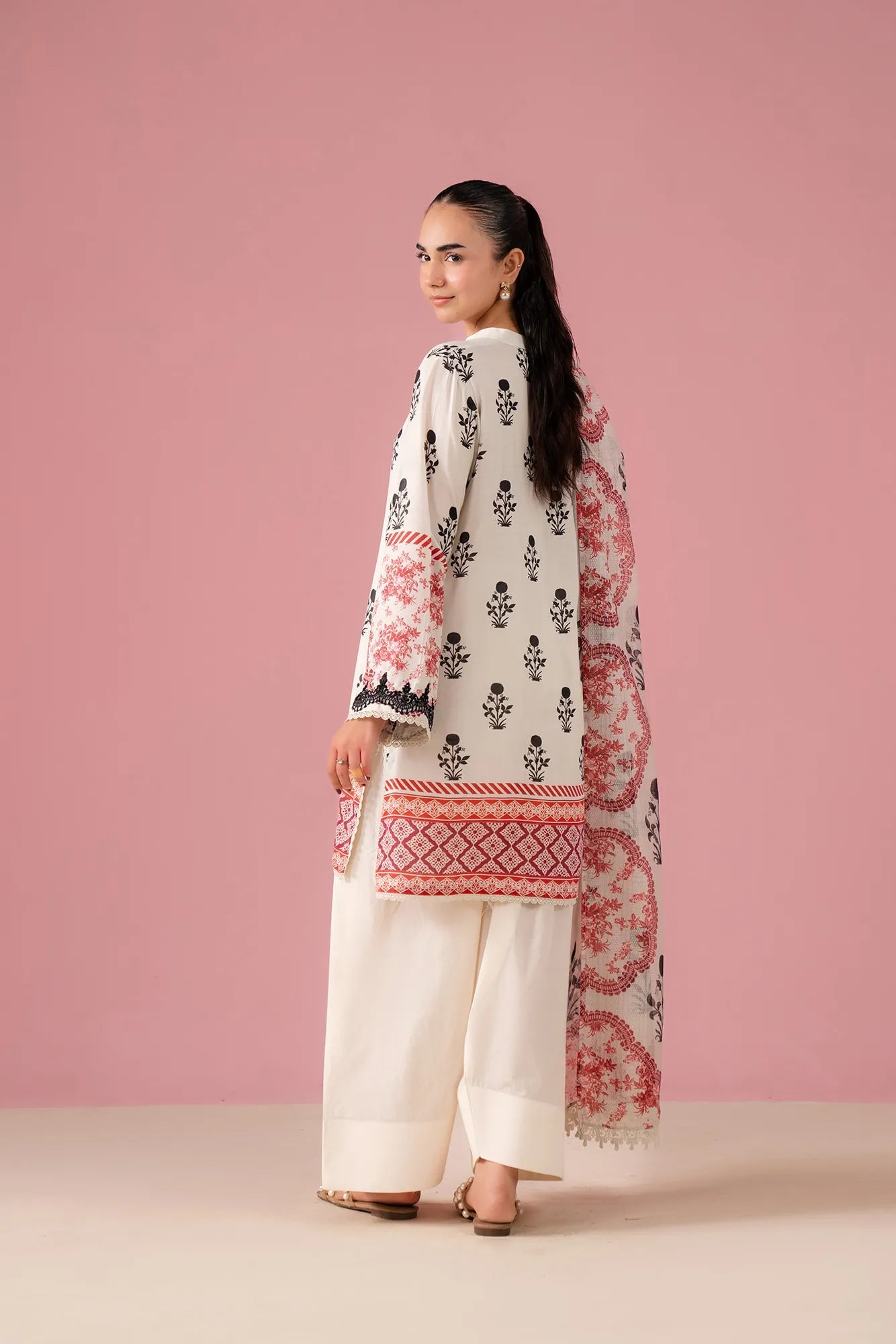 Luxury ladies 2 piece linen suit – winter embroidered outfit with digital printed shirt and doriya dupatta, perfect nishat linen suit alternative in Karachi & Lahore