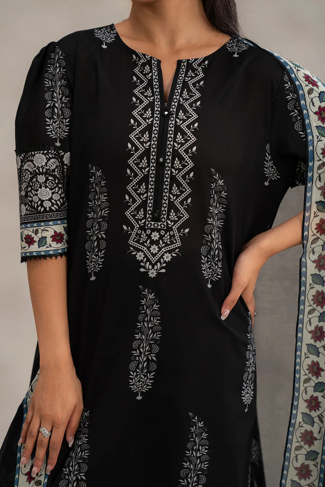 Luxury ladies unstitched lawn suits – black digital printed lawn shirt with chiffon dupatta, perfect for casual and festive eastern fashion in Pakistan.