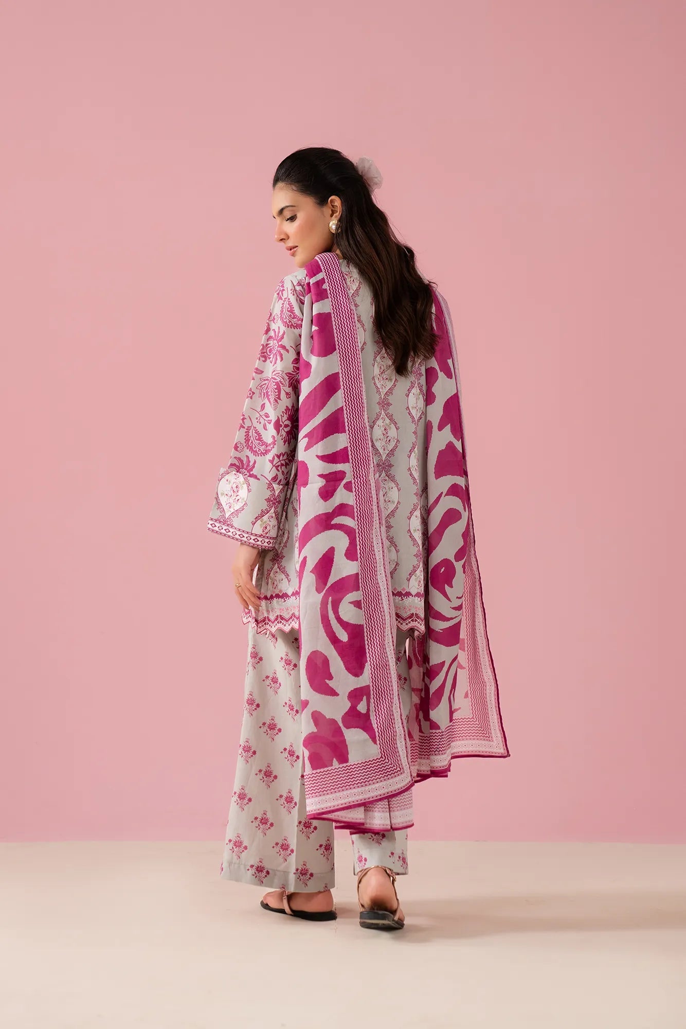 Manchester online lawn suits Pakistan – fashionable 3 piece unstitched suits with printed lawn shirt, cambric trouser, and breathable voile dupatta