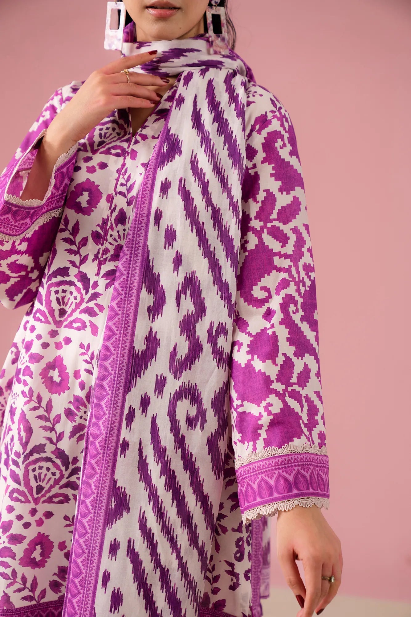 Multan women’s 2 piece lawn suit – fashionable shk pink unstitched printed lawn shirt with voile dupatta, elegant eastern wear