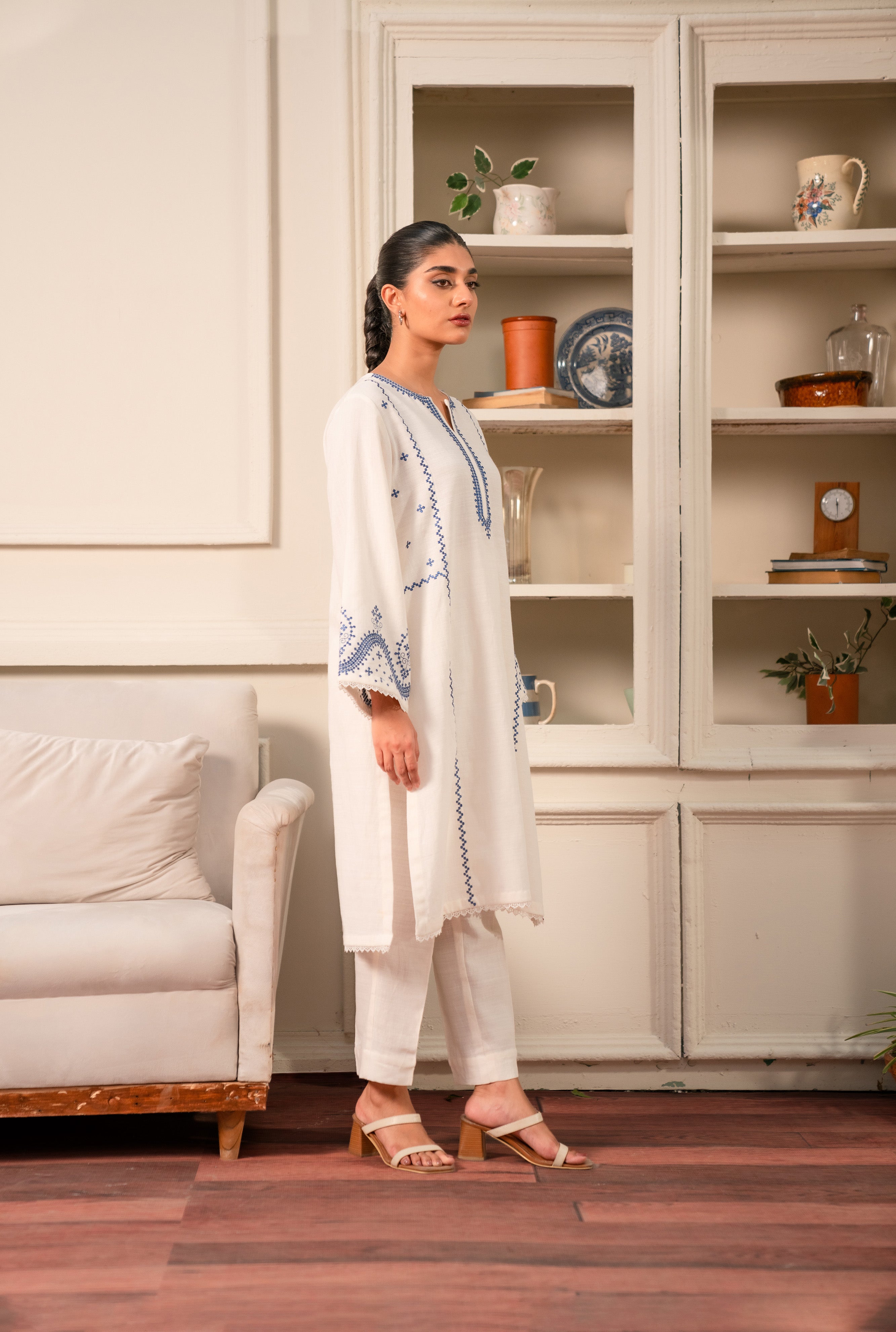 Shop Elegant 2-Piece Embroidered Linen Suit for Women – Perfect for Pakistan’s Climate