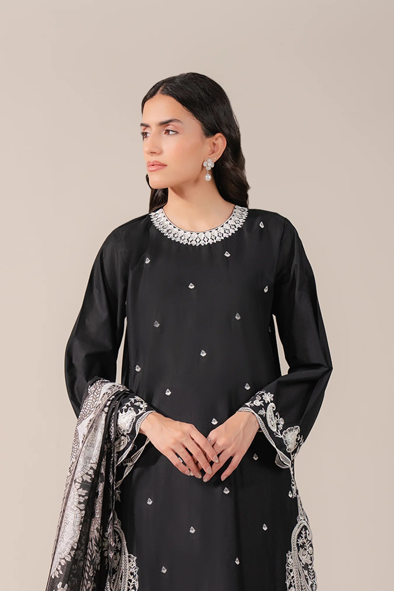 Stylish 3 piece embroidered lawn suit 2025– trending in Islamabad, Toronto, and Riyadh