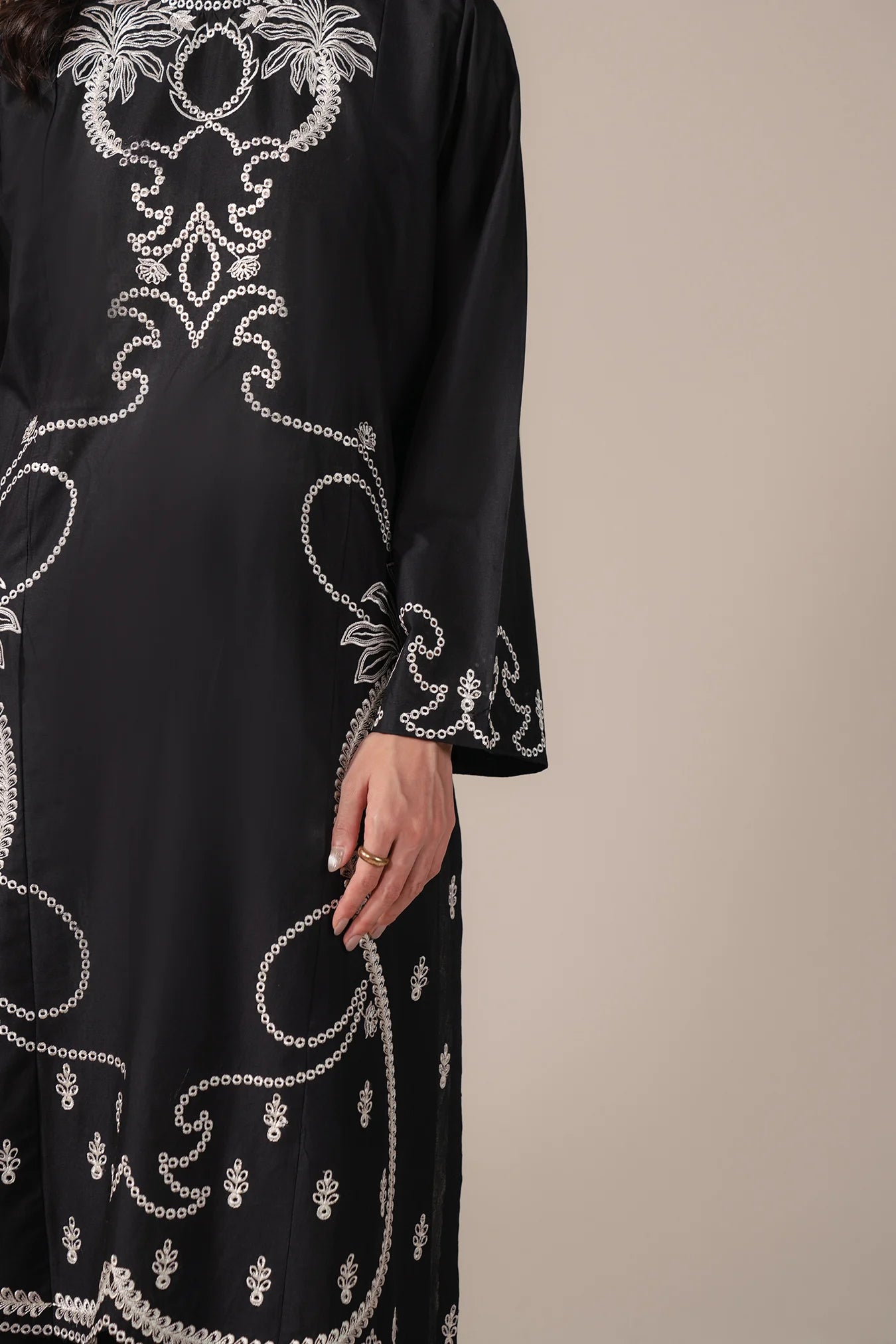 Traditional yet modern embroidered lawn suit – ideal for summer in Bahawalpur, Oslo, and Muscat
