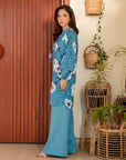 Trendy cambric shirt with floral print – elegant and comfortable Pakistani ladies’ wear.