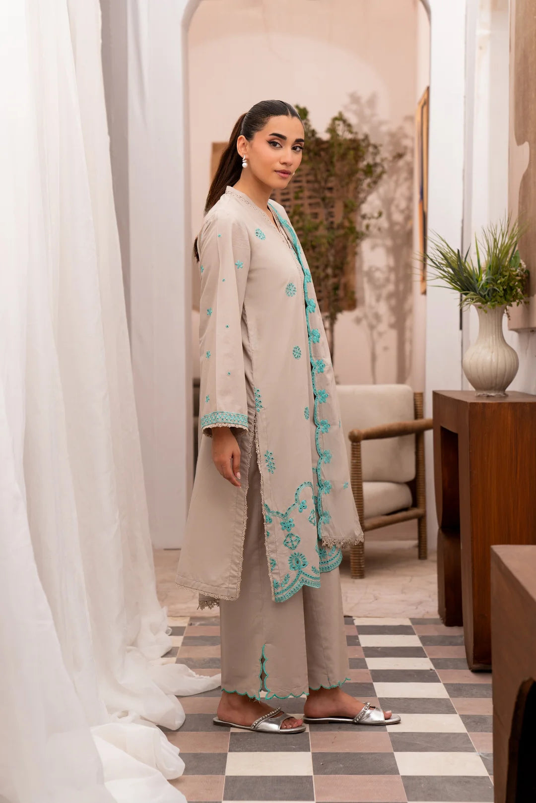Unstitched embroidered lawn suits online Pakistan – Graceful 3-piece lawn suit with intricate embroidery and premium lawn fabric.