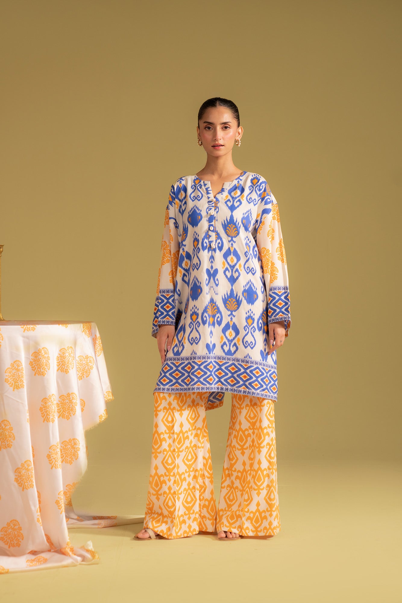 2-piece unstitched linen suit for women, digital print kurta and trouser fabric, latest Pakistani dress for summer