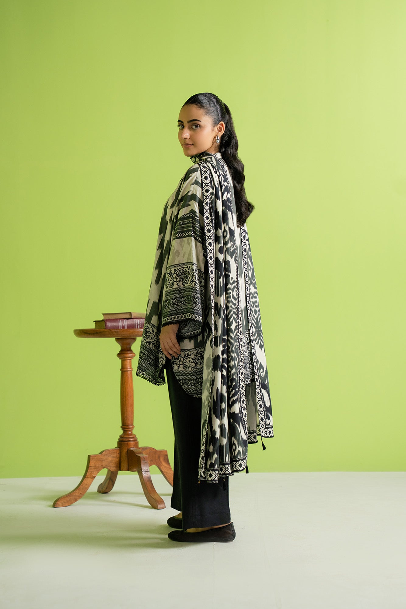 3-piece unstitched linen fabric for women, elegant black and off-white abstract design, ready for custom tailoring in Karachi