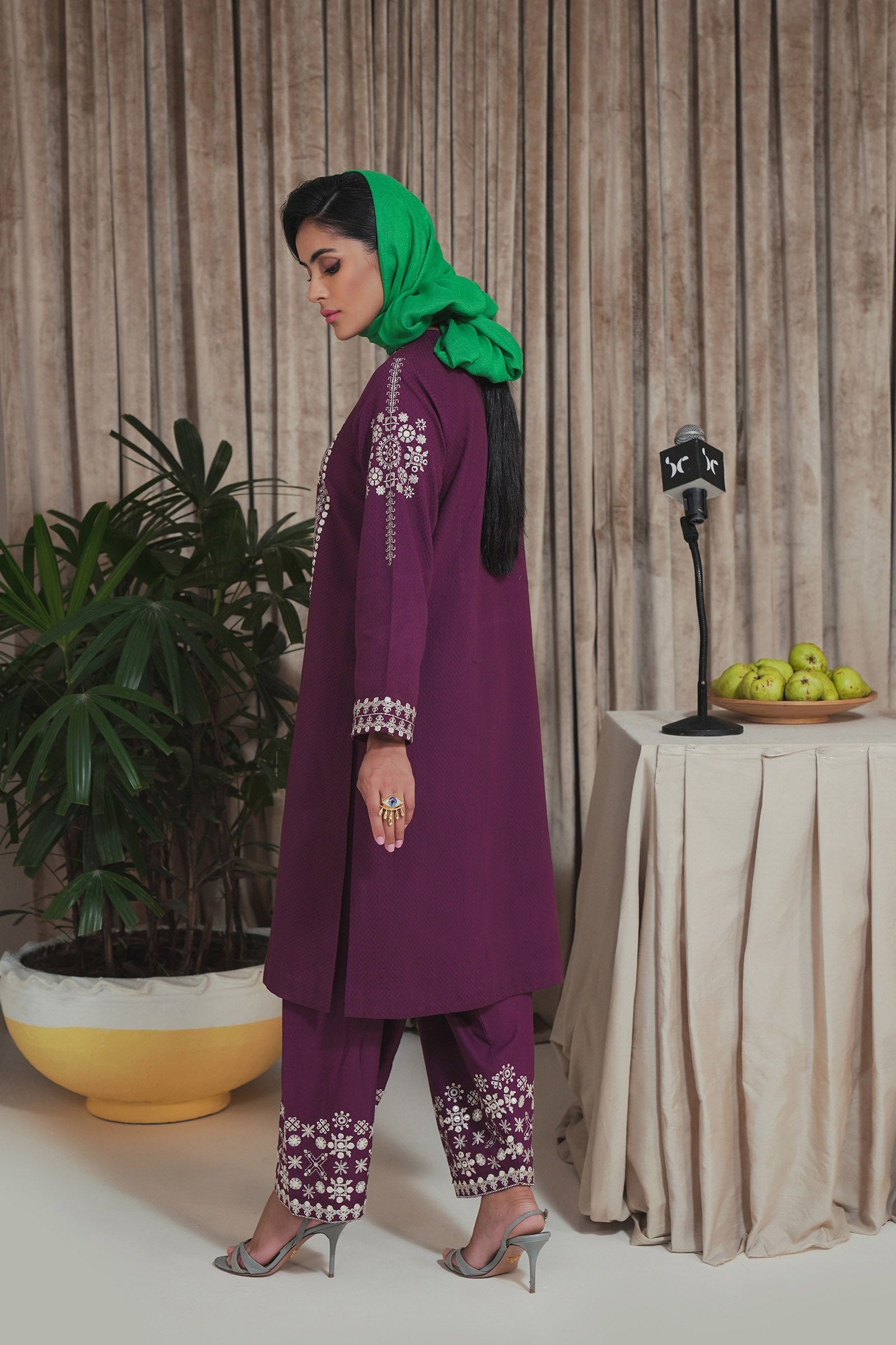 Raisin (1PC) Beyond East Official