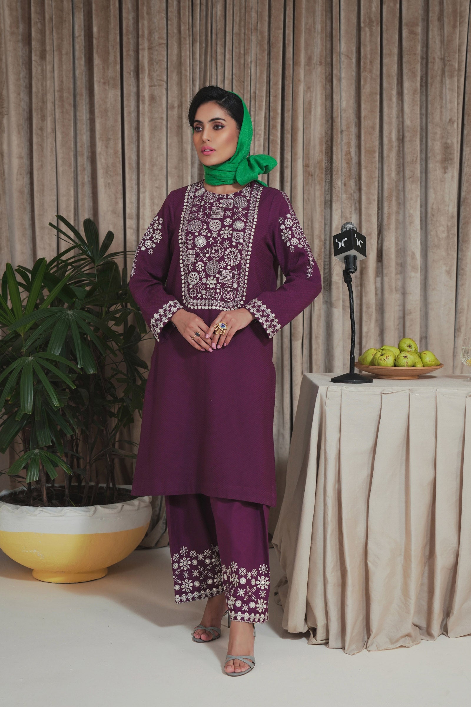 Raisin (1PC) Beyond East Official