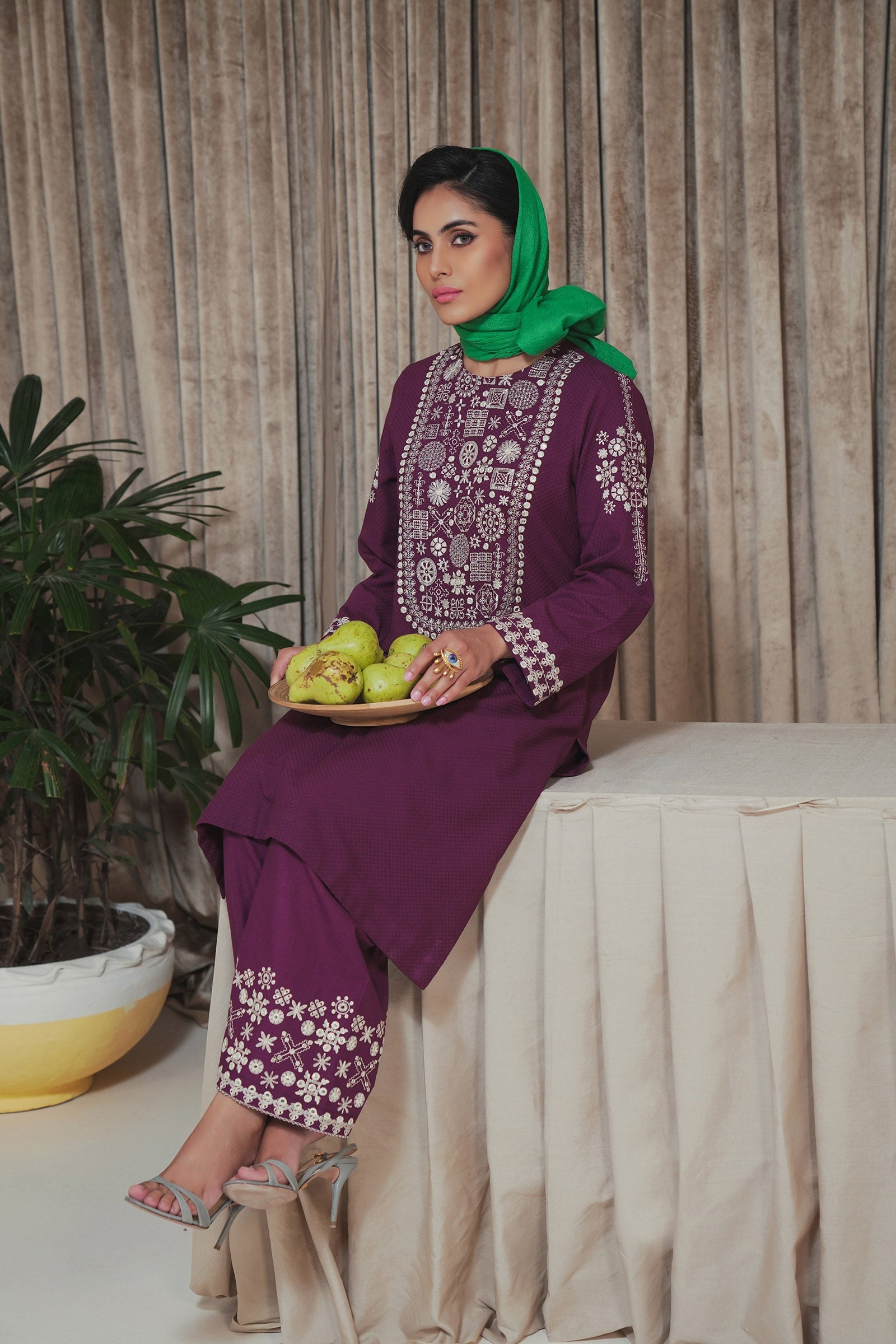 Raisin (1PC) Beyond East Official