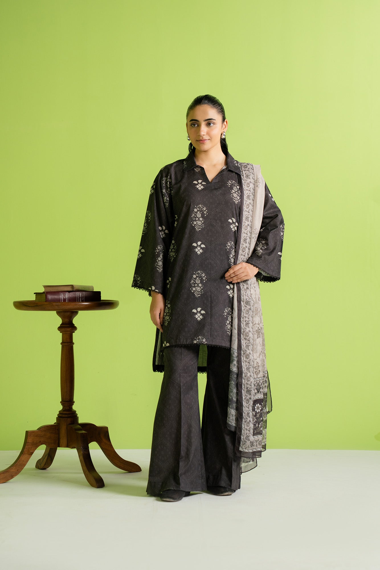 3 piece unstitched cambric suit for women, black and off-white digital printed shirt with tussar silk dupatta, trendy Pakistani dress