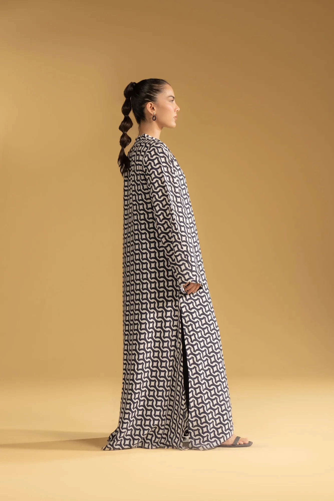 A stylish kaftan with pockets, a comfortable and trendy outfit for women in Pakistan