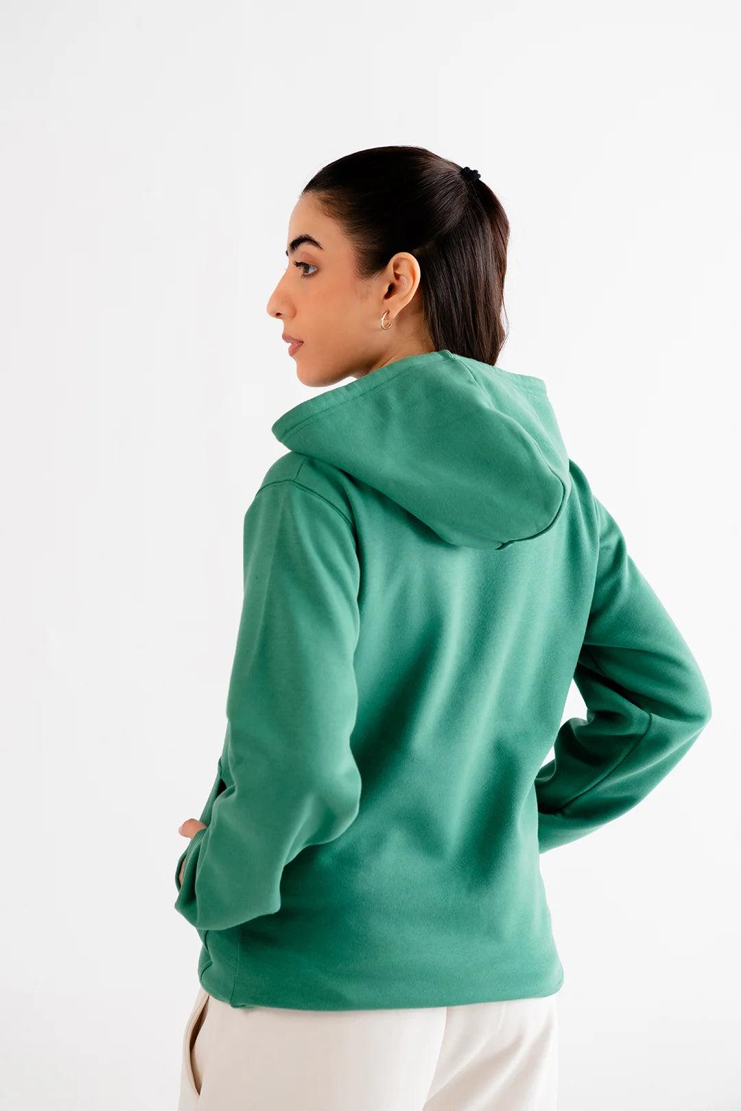 Basic green pullover hoodie featuring a kangaroo pocket and soft fabric, ideal for everyday style.