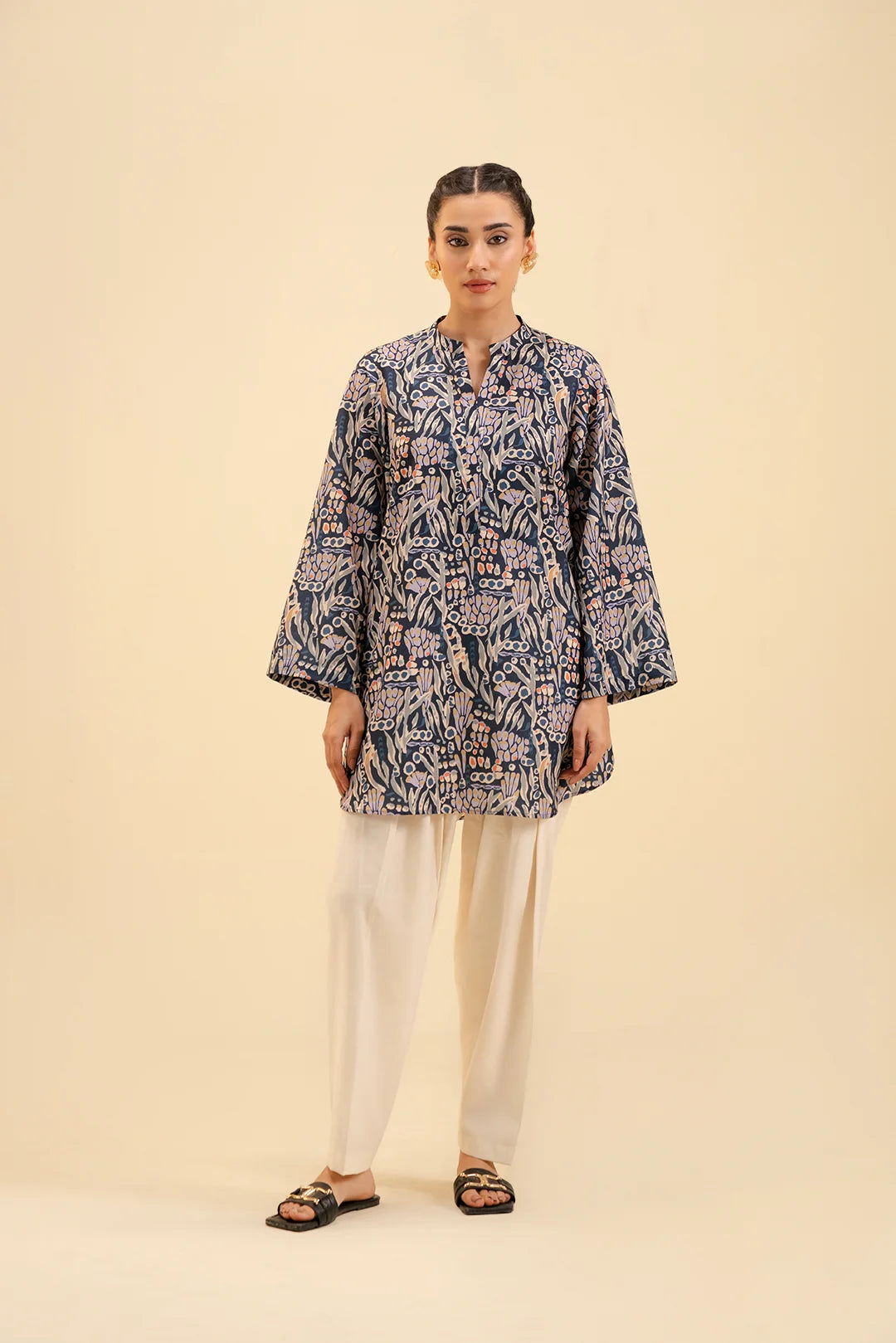Best cambric kurtis for women in Pakistan – chic and breathable fabric.