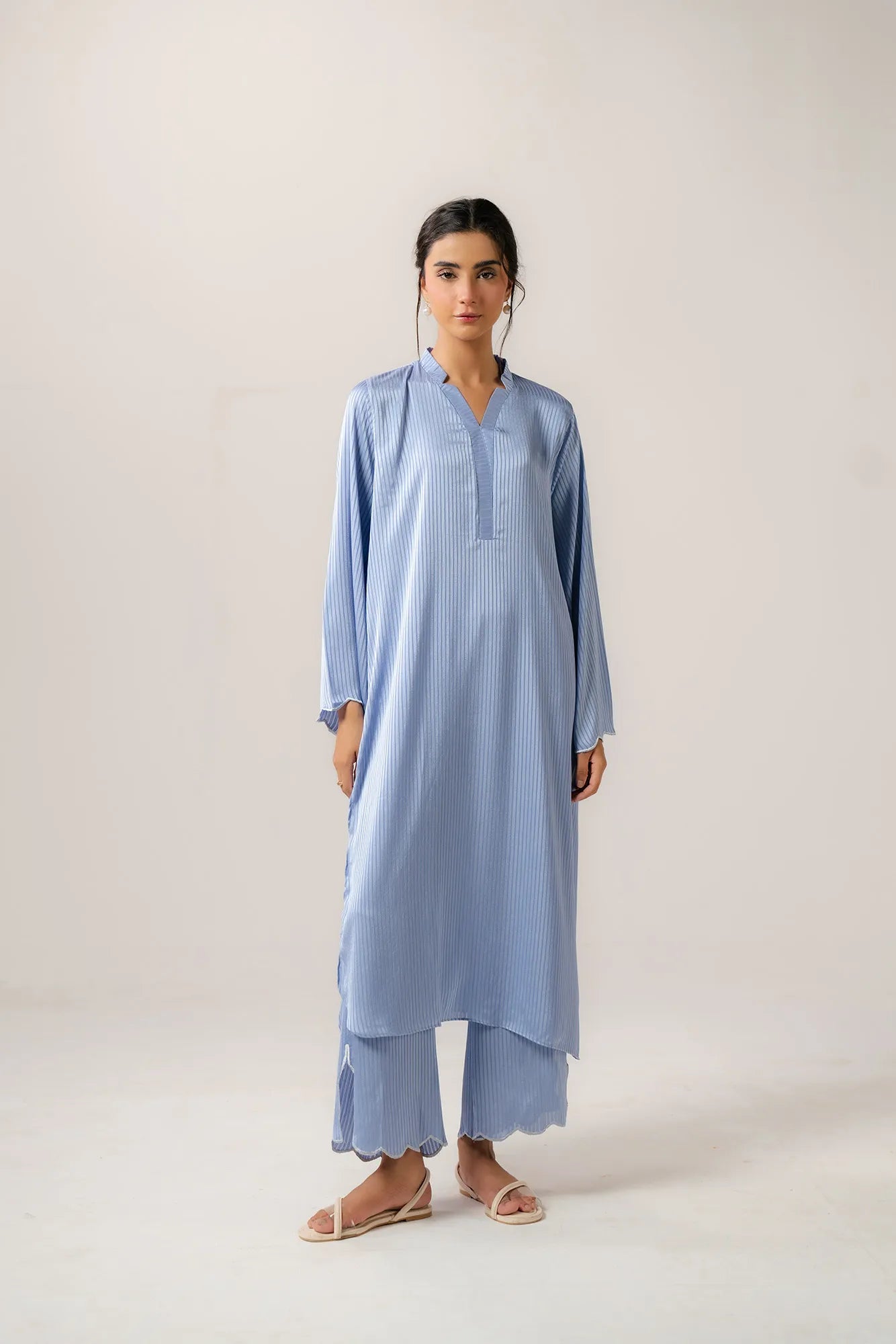 Blue solid blended 2 piece suit with pleated texture
