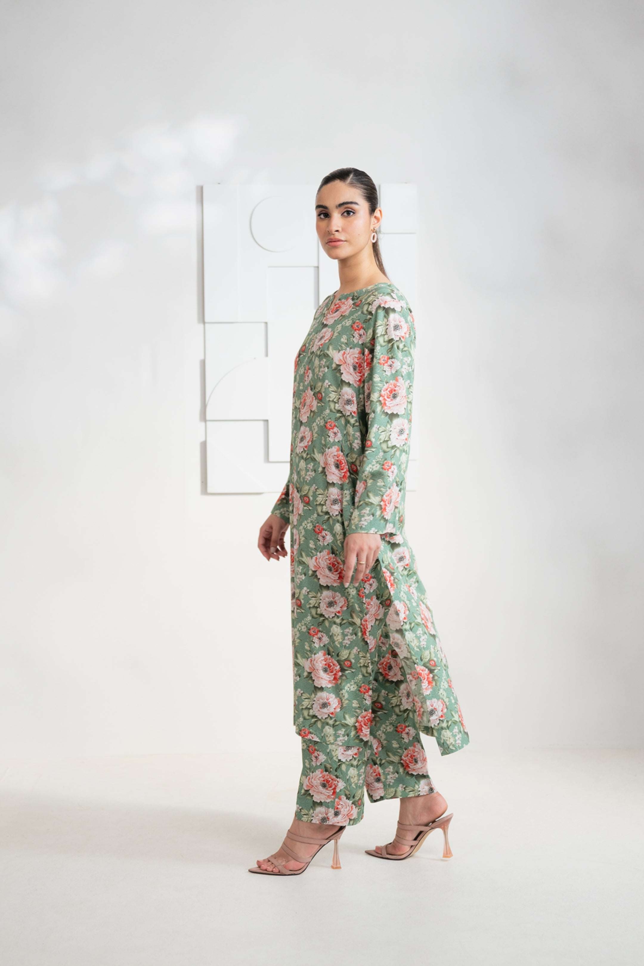 Chic and trendy green linen suit, 2-piece printed design, ideal for casual or formal wear