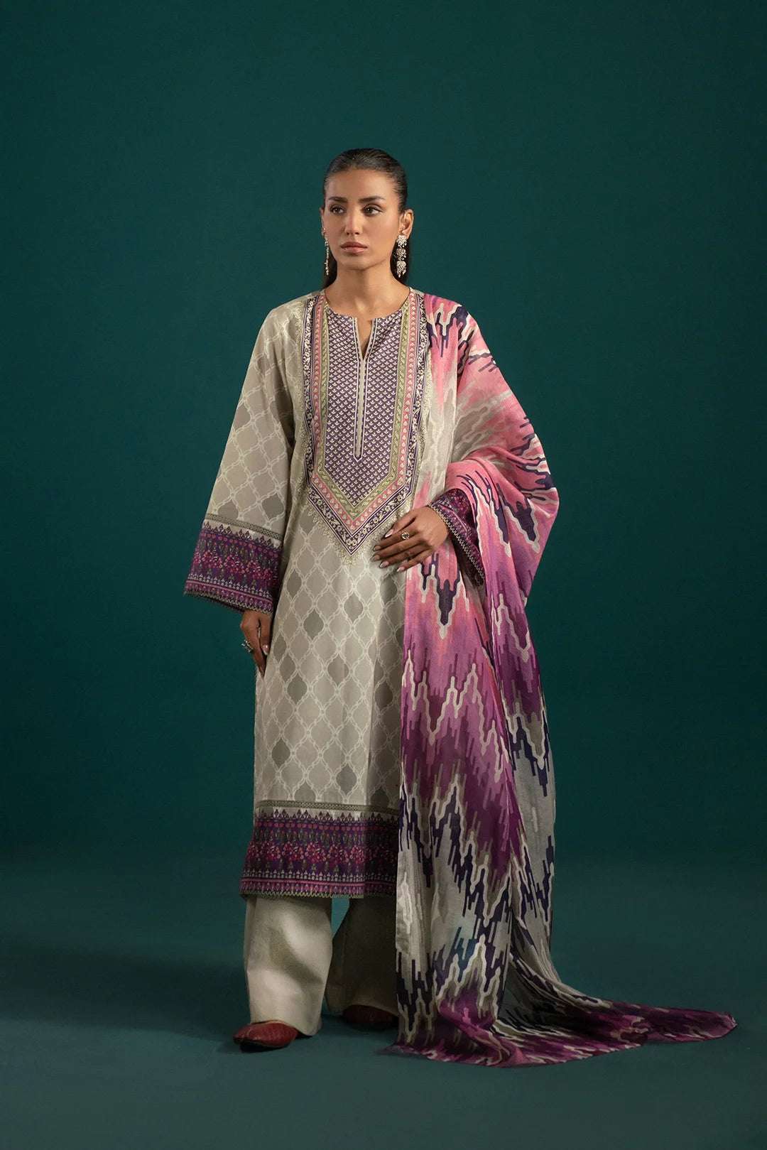 Elegant Grey 3 Piece Lawn Suit with Lilac Dupatta – A sophisticated Pakistani lawn suit featuring a printed shirt, dyed cambric trousers, and a stunning ikkat monark dupatta in lilac and grey tones.