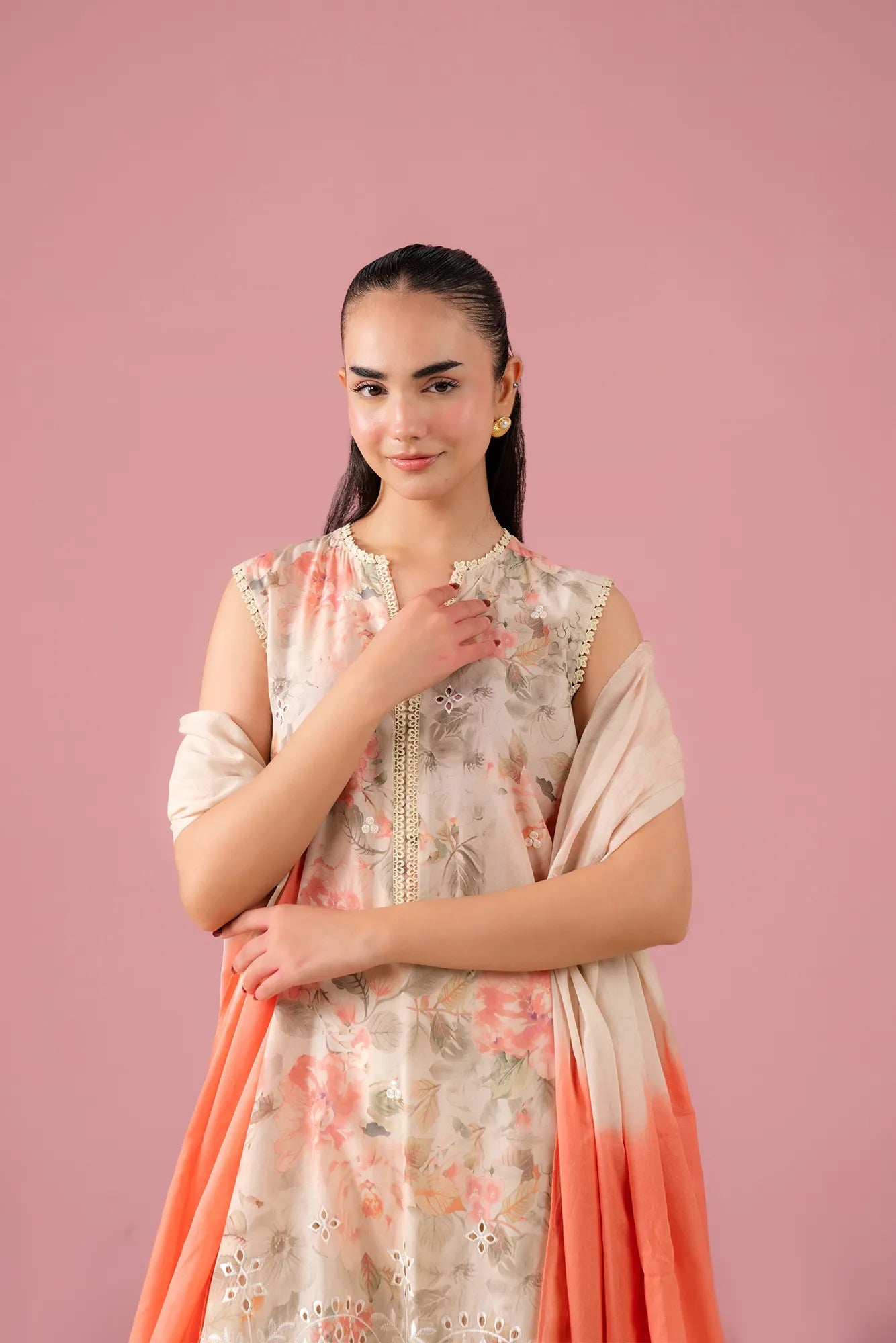 Elegant Lawn Suit with Voile Dupatta – Stylish Women’s Outfit for Shopping in Gulberg Lahore