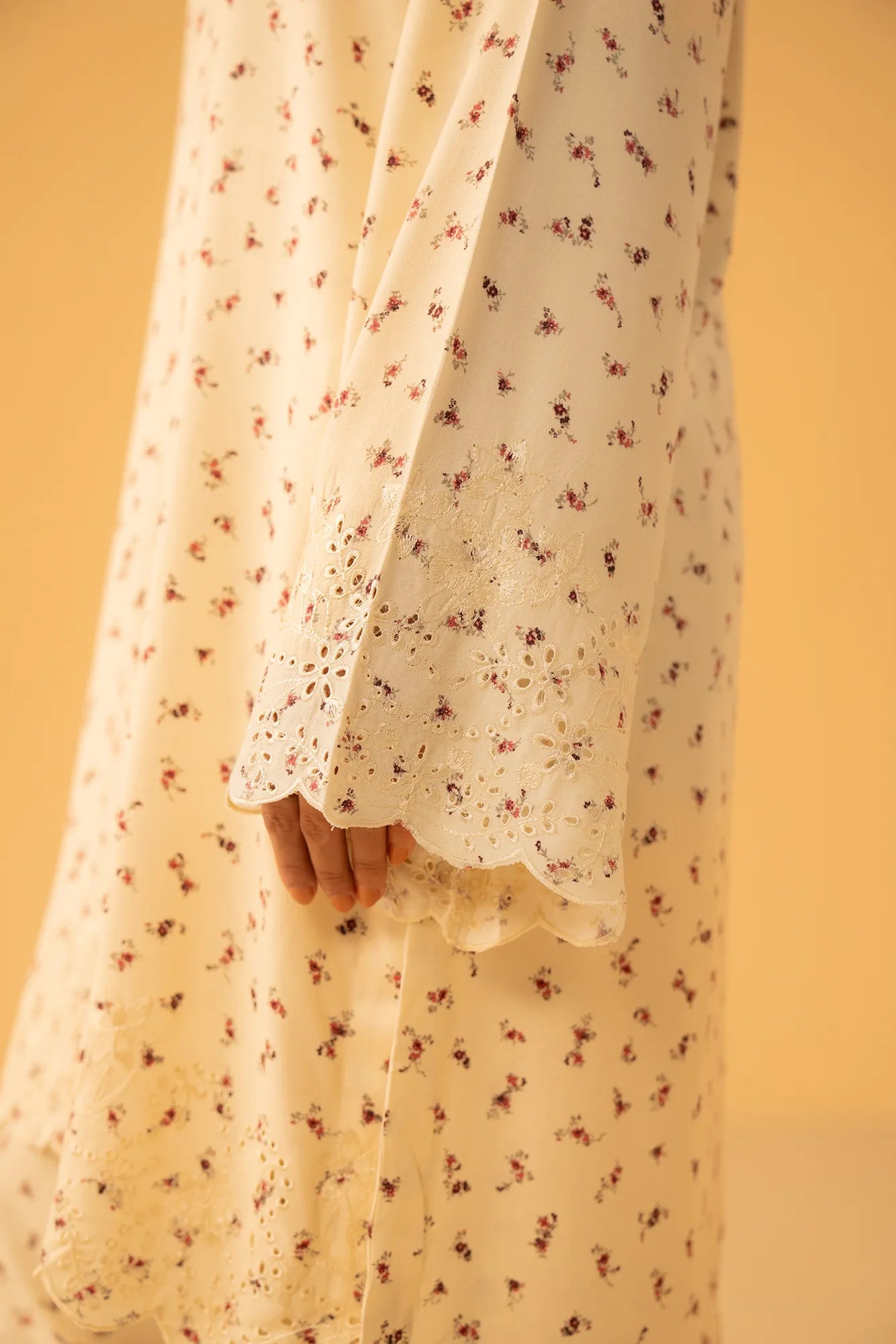 Elegant linen suit women in cream with printed tunic and wide-leg palazzo pants