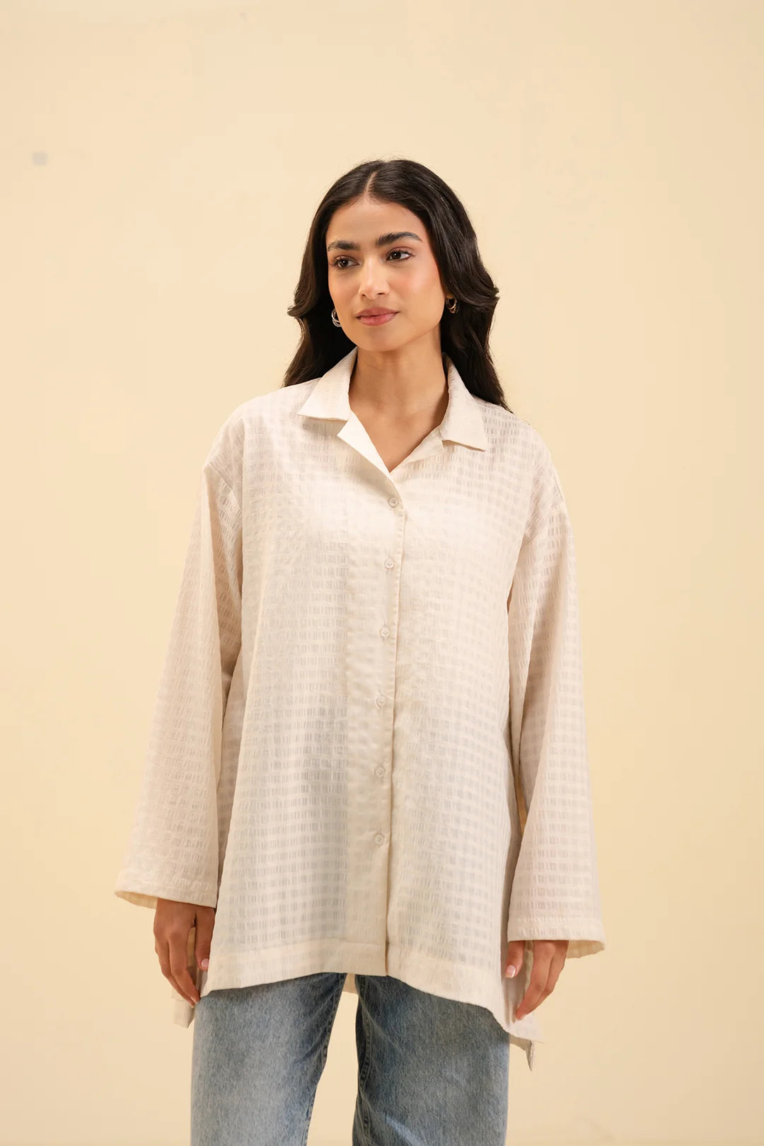 Elegant long-sleeve off-white shirt – must-have fashion staple for every wardrobe.