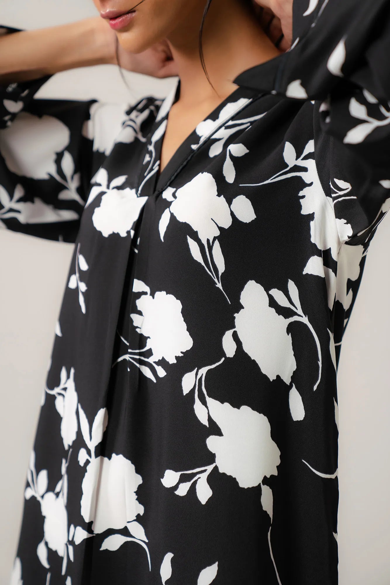 Elegant printed long shirt for girls with floral patterns