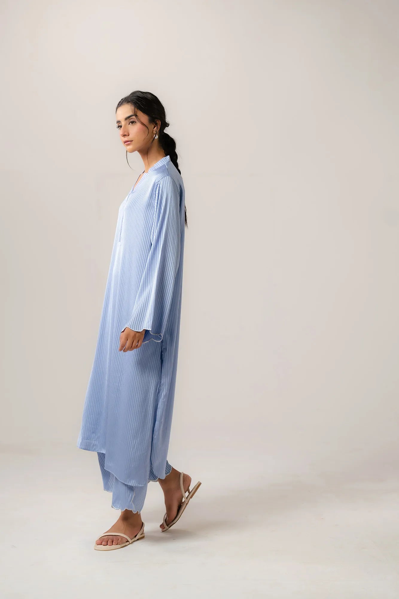 Elegant women’s solid blue blended suit with V neckline