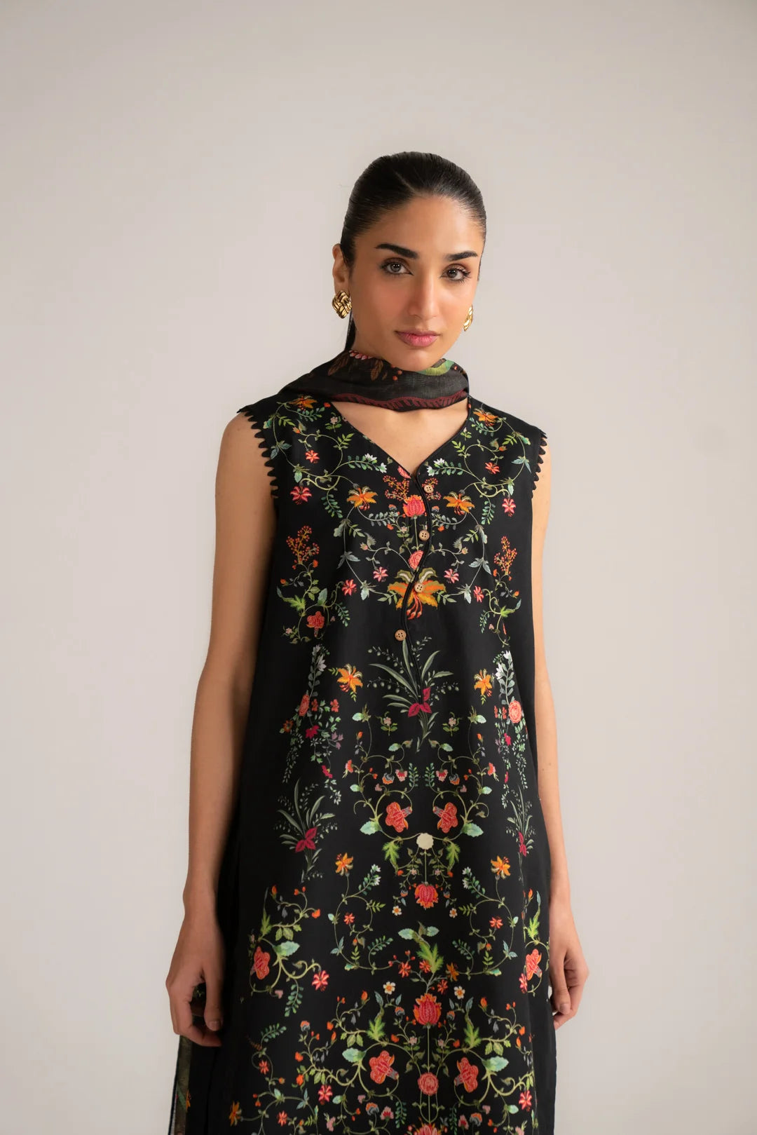 Front standing pose of women’s black printed unstitched 3 piece lawn suit