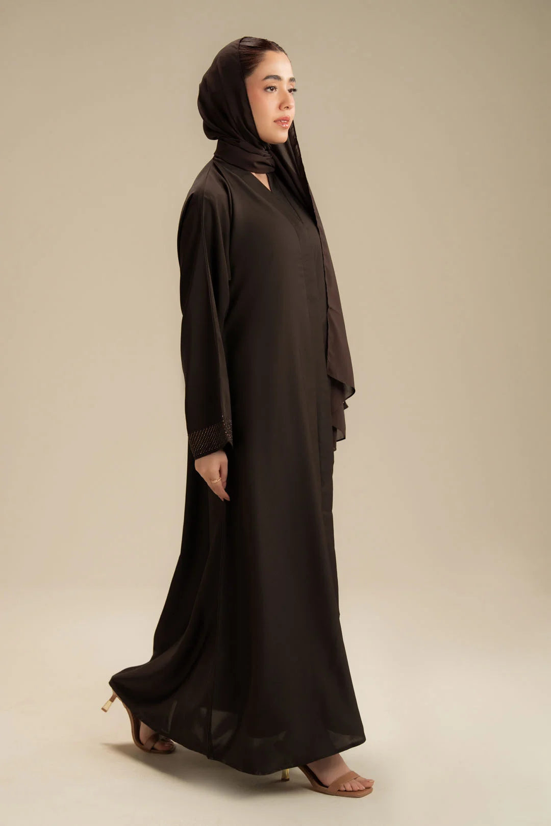 Full-length dark brown modest abaya Side view – women's Islamic wear Pakistan