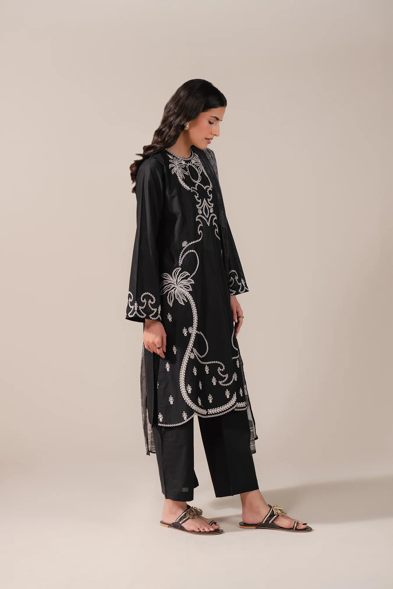 Get 3 piece embroidered lawn suit for women – trending in Gujranwala, Paris, and Kuala Lumpur