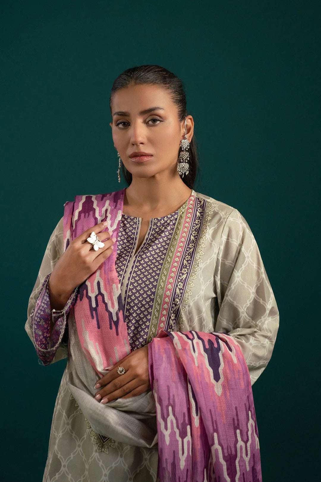 Graceful Lawn Suit Design with Lilac & Grey Hues – This modern Pakistani lawn suit blends pastel tones with intricate detailing, making it a perfect outfit choice for all occasions.