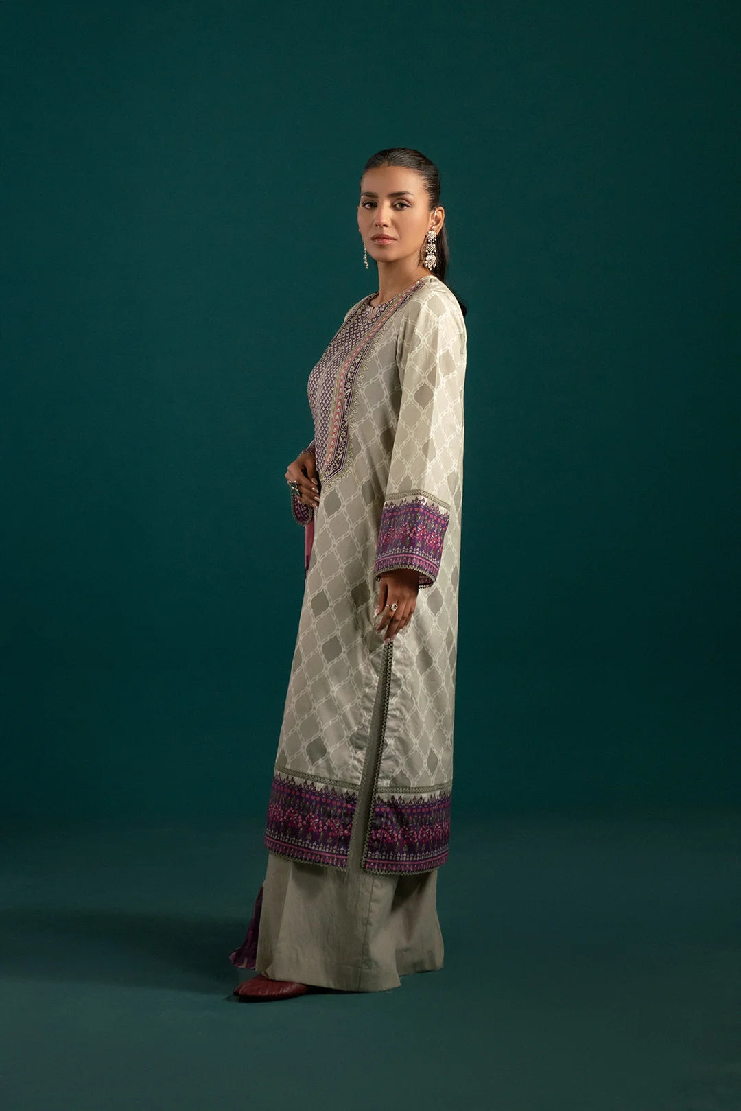 Latest Lawn Suits for Women - Graceful and Trendy – This stylish three-piece lawn dress offers a refined grey base with intricate lilac borders, perfect for formal and casual wear in Pakistan.