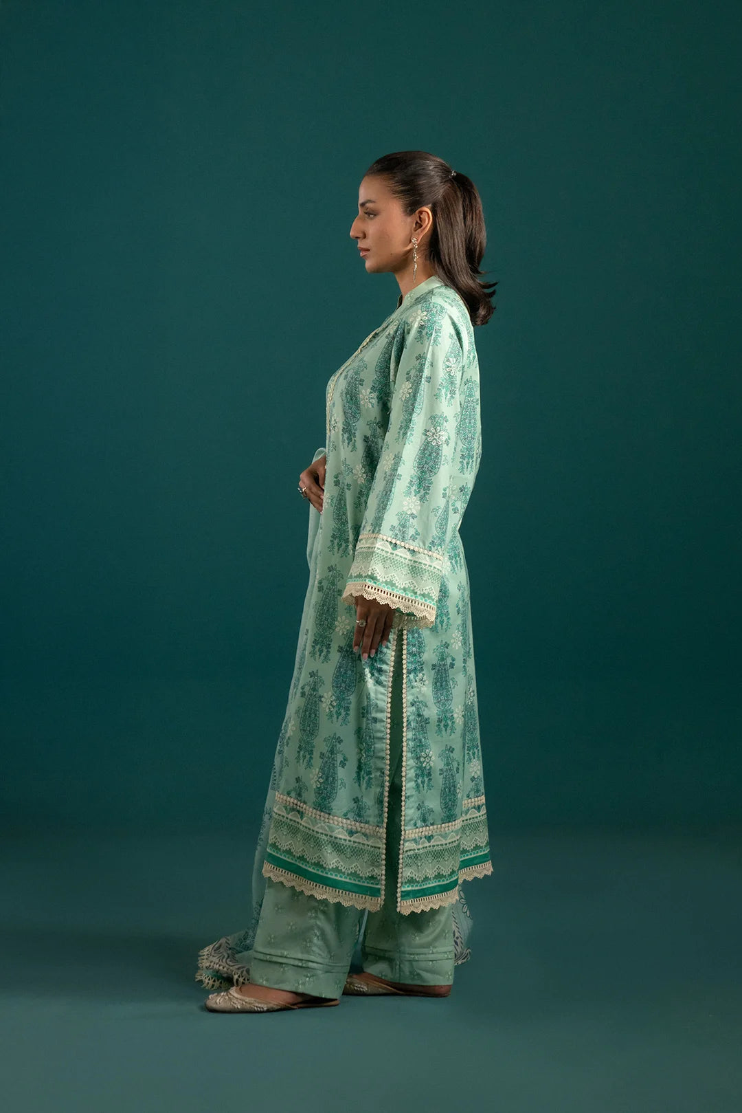 Latest lawn suits in Pakistan – a beautifully printed sea green three-piece outfit with a matching monark dupatta and cambric trousers.