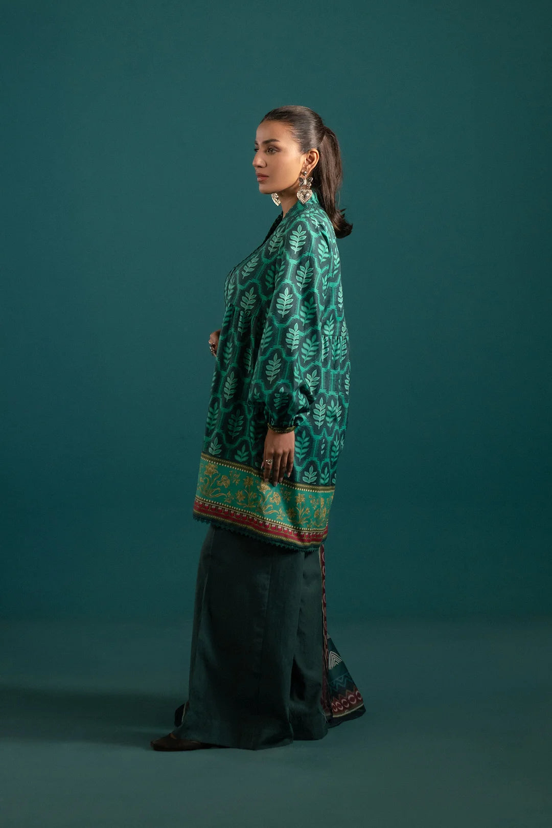 Lawn Suits 2025 – Elegant Printed 3-Piece Set – This exquisite lawn suit design blends tradition with modern fashion, featuring a printed shirt, cambric trousers, and a statement monark dupatta.