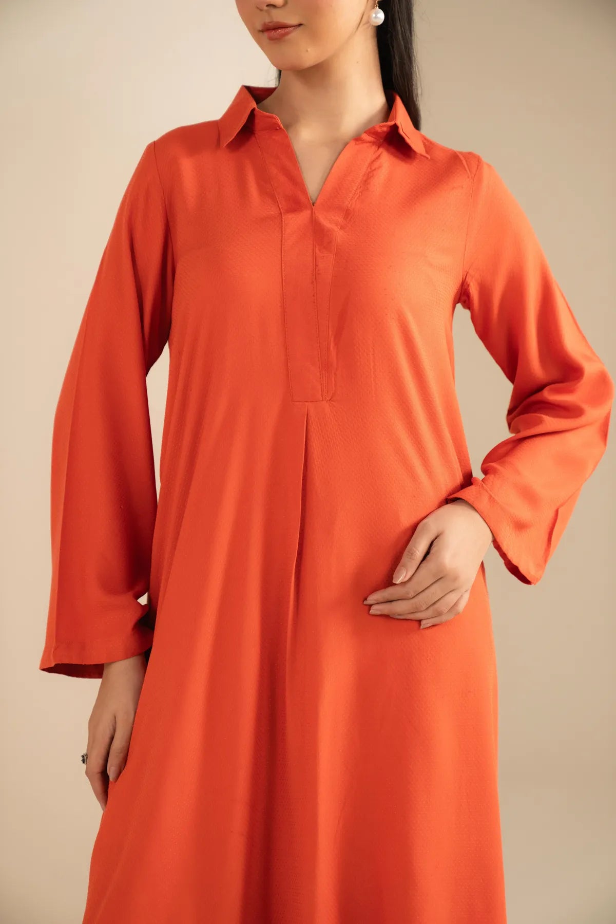 Minimal orange outfit set in blended fabric – front pose