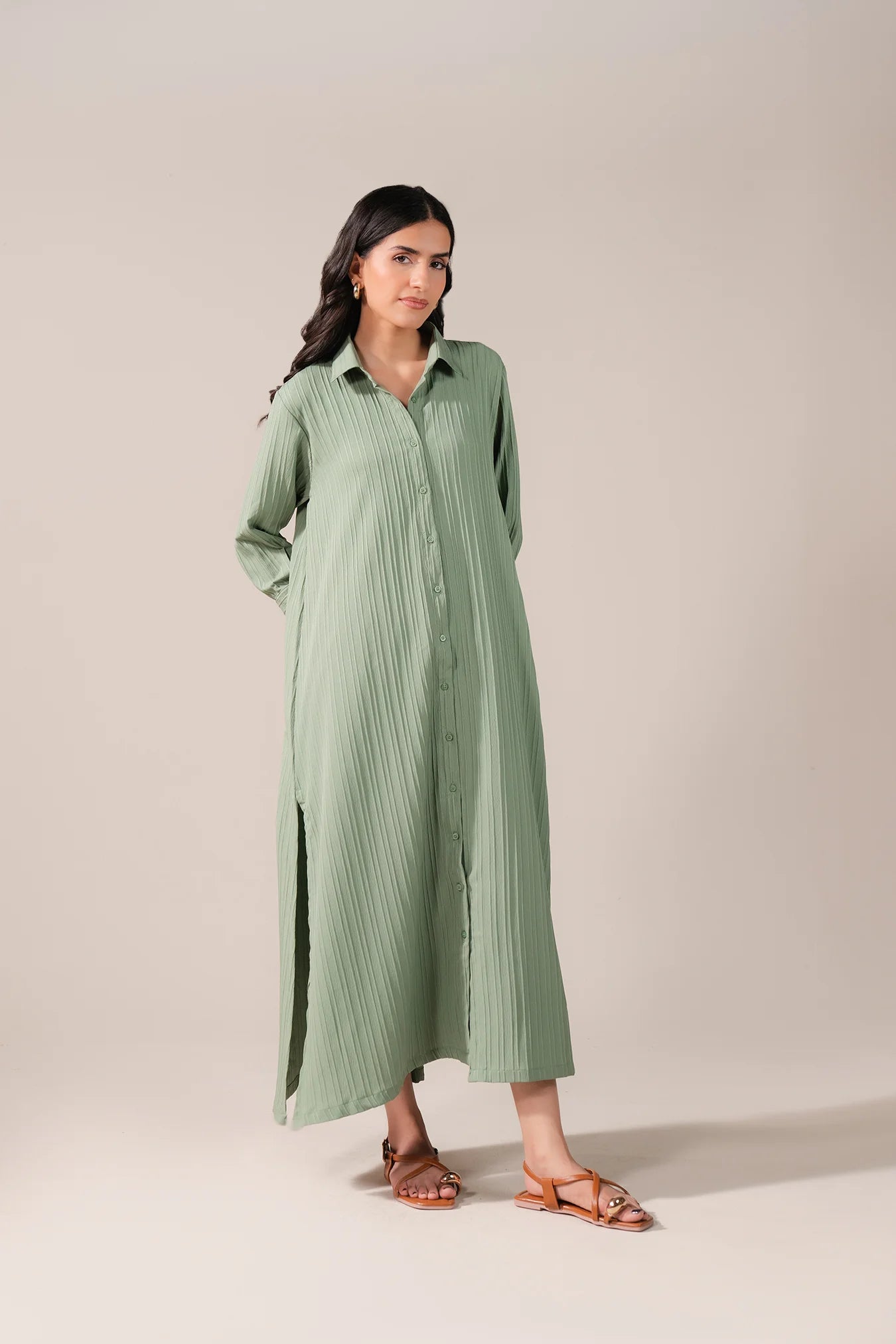 Minimalist long shirt for women in Pakistan – perfect for 14 August outfit ideas