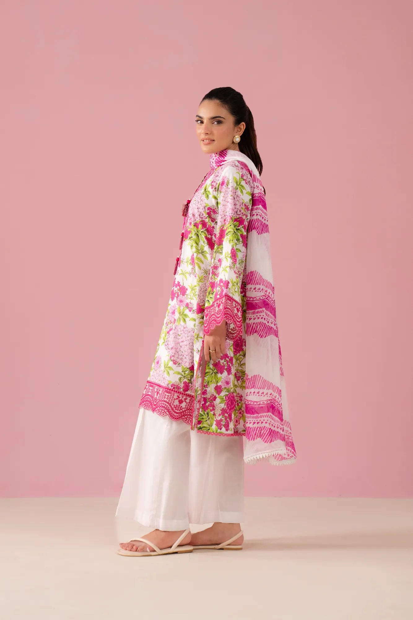 Multan embroidered lawn suit – stylish white & pink 3 piece unstitched lawn dress with cambric trouser, chiffon dupatta, and organza embroidery