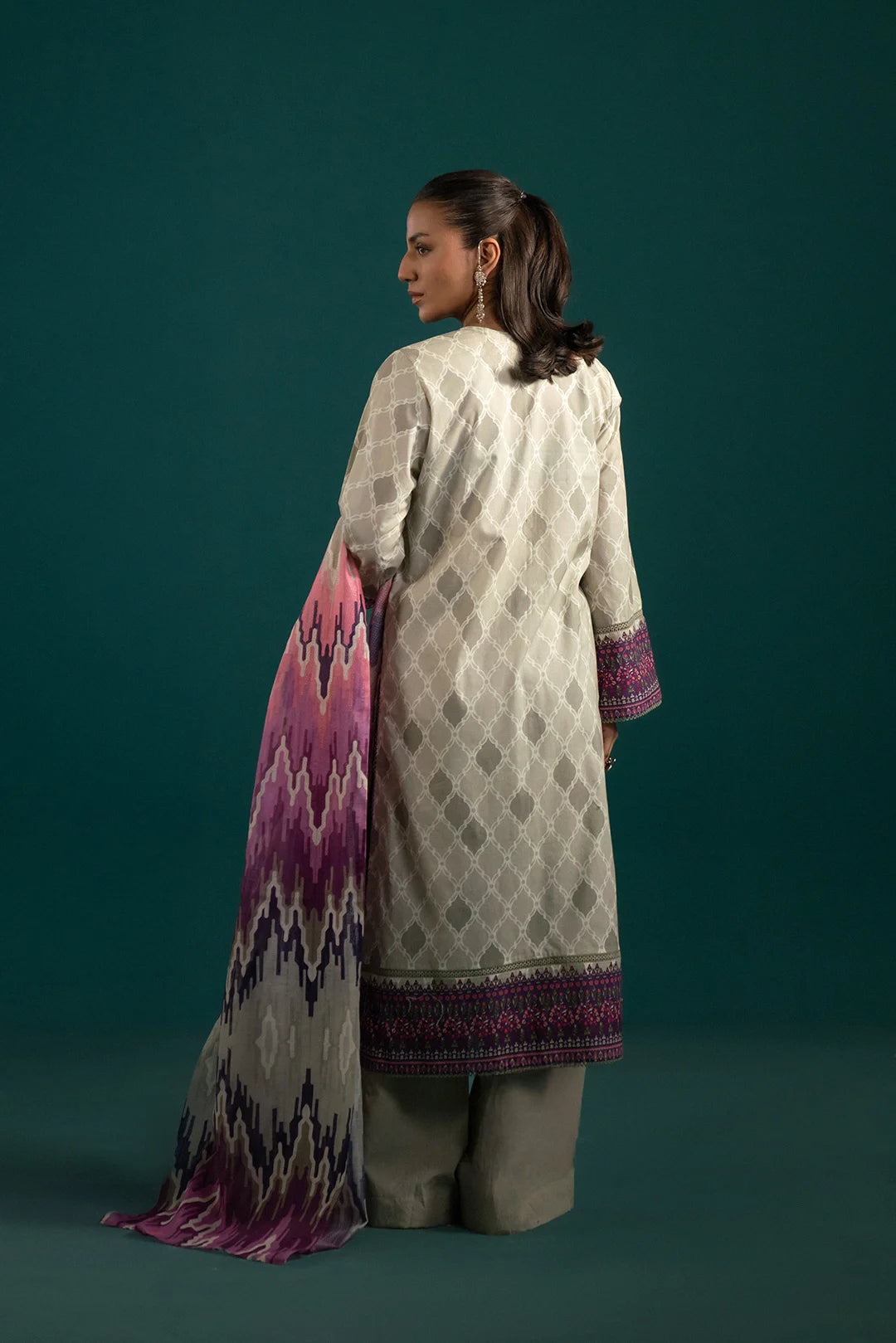 Pakistani Lawn Suit Design with Monark Dupatta – Elevate your wardrobe with this stunning lawn suit design, featuring an elegant grey shirt, embroidered details, and a vibrant lilac dupatta.