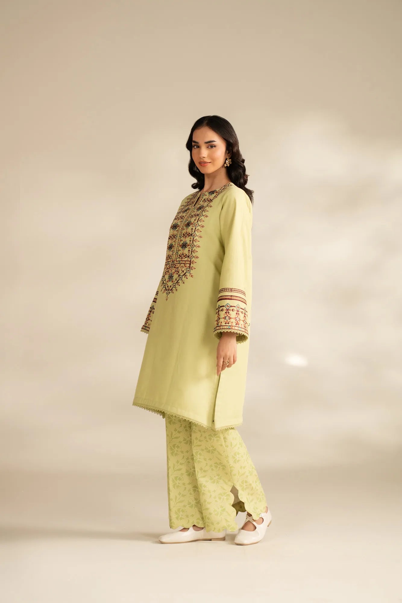 Printed slub khaddar trouser fabric texture detail – winter 2pc suit Pakistan