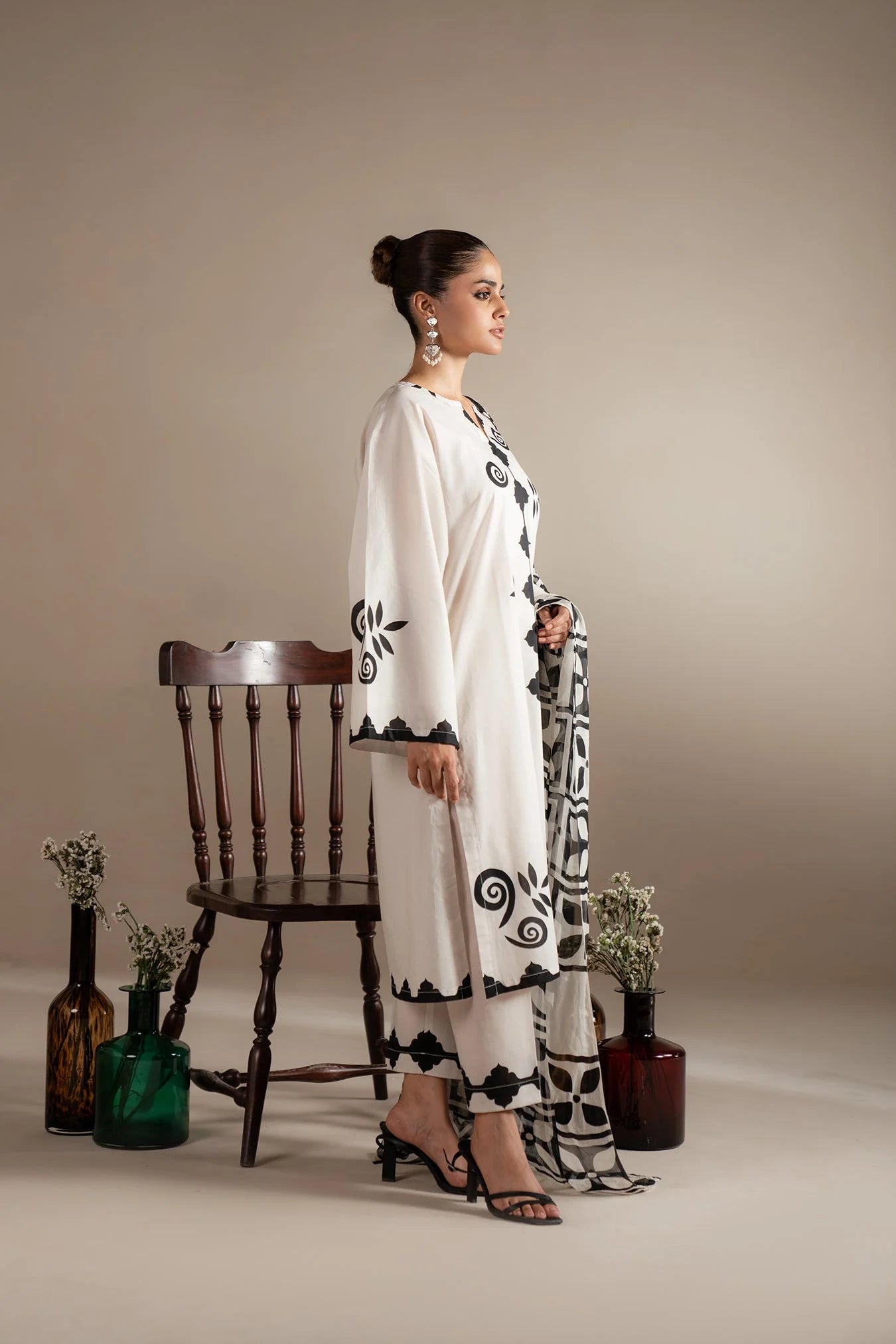 Ready-to-wear_monochrome_lawn_suit_featuring_bold_black_prints_on_soft_white_fabric