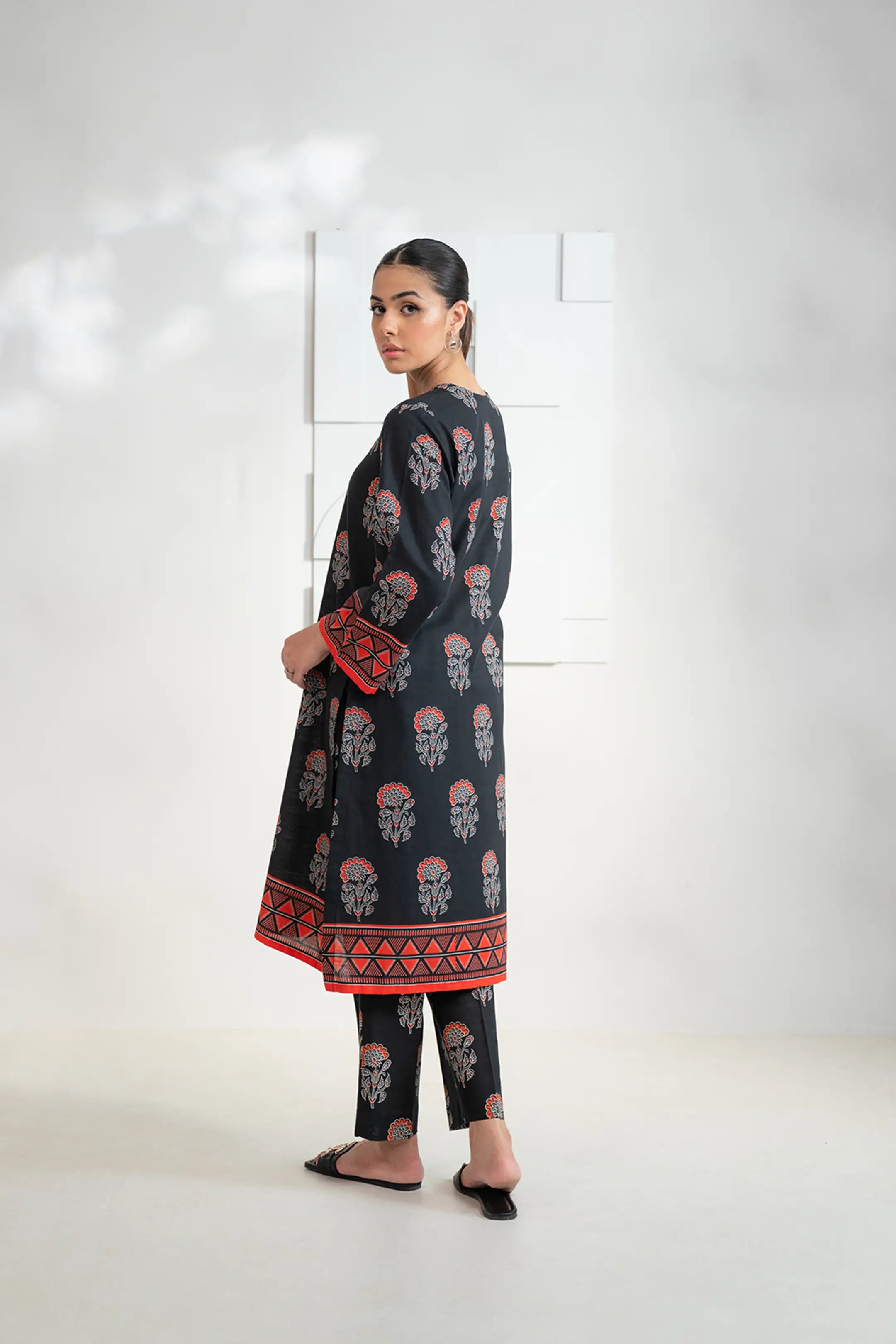 Shop_2-Piece_Black_Printed_Khaddar_Suit_Versatile_Style_for_All_Occasions