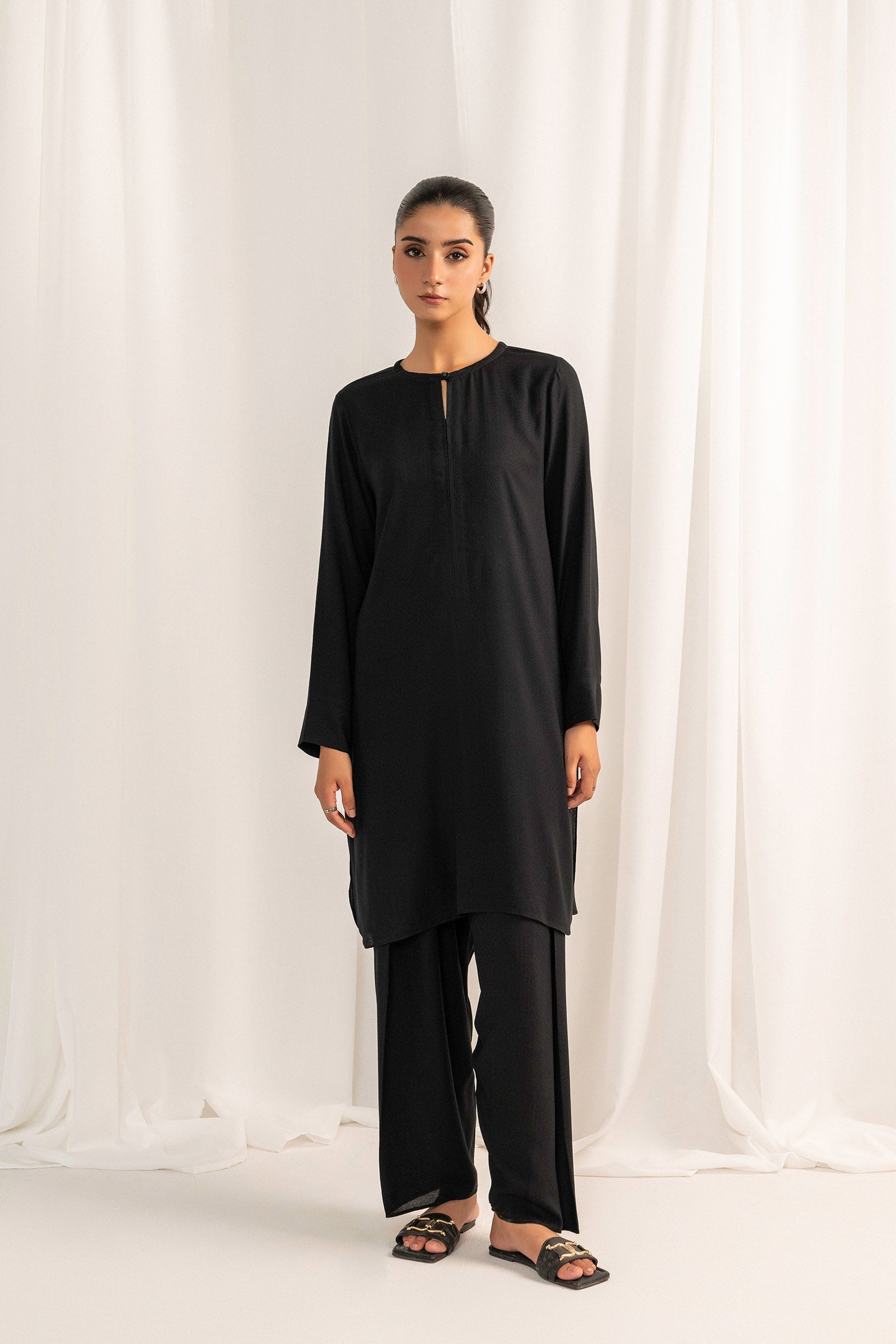 Shop women’s charcoal grey viscose Kurta and trousers online, designed for versatile and chic styling
