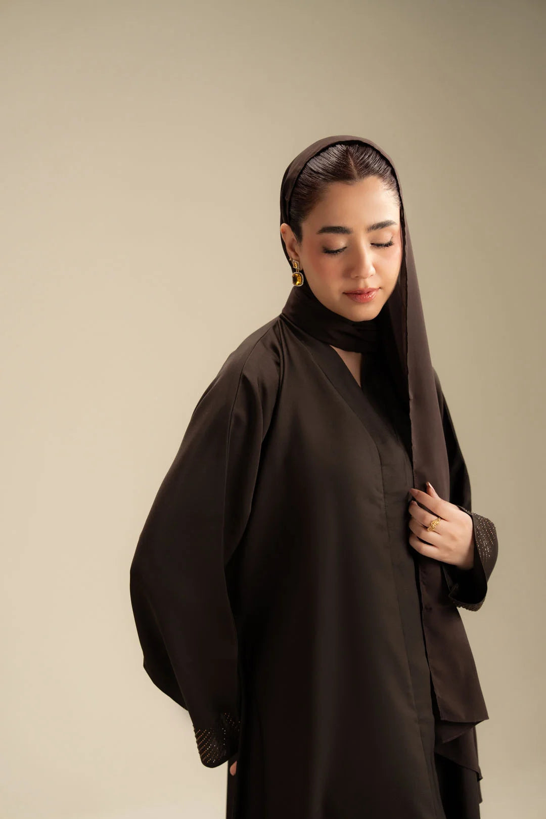 Side view of women's dark brown abaya with sleeve embellishment – Beyond East
