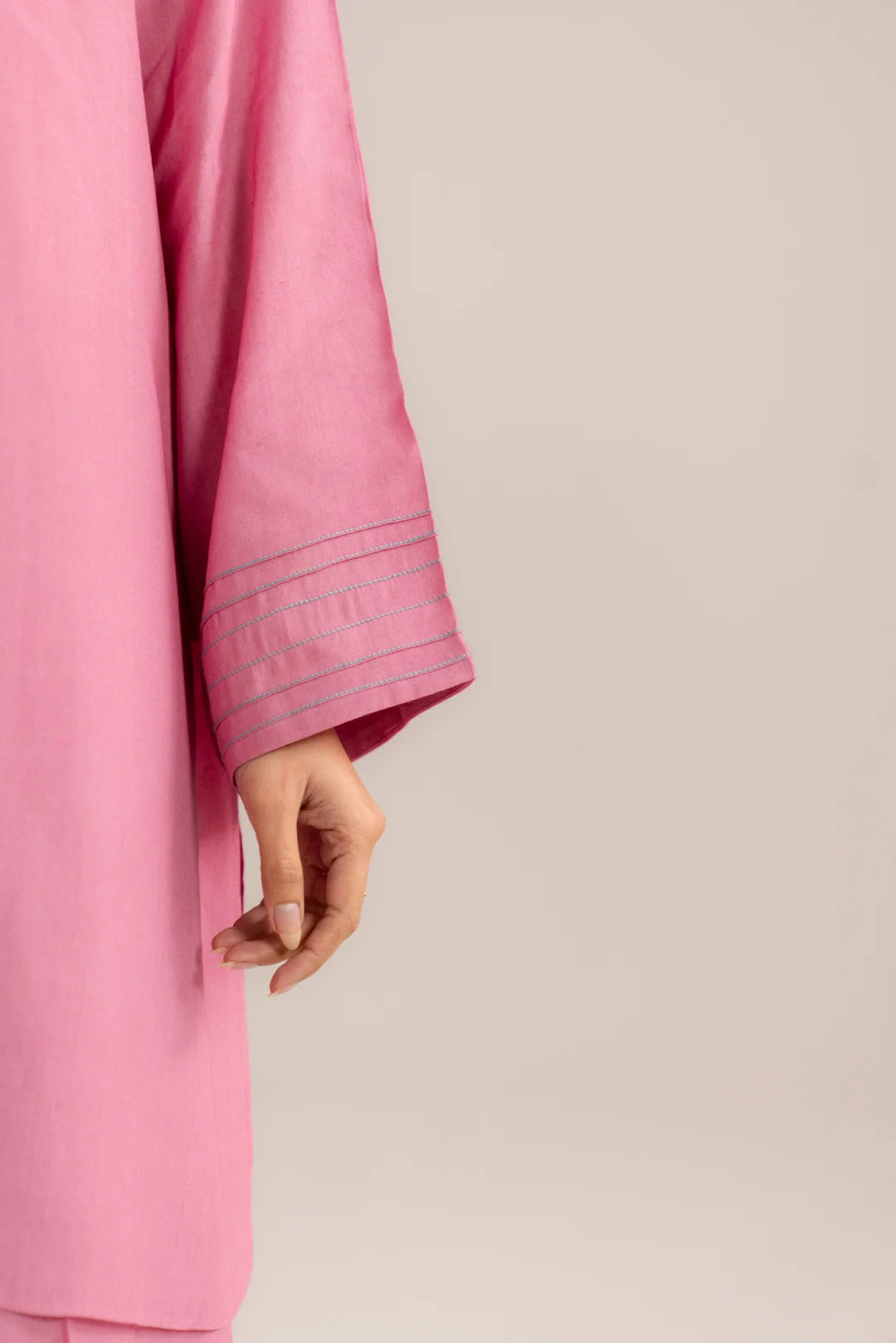 Sleeve detail of light pink solid linen pret suit