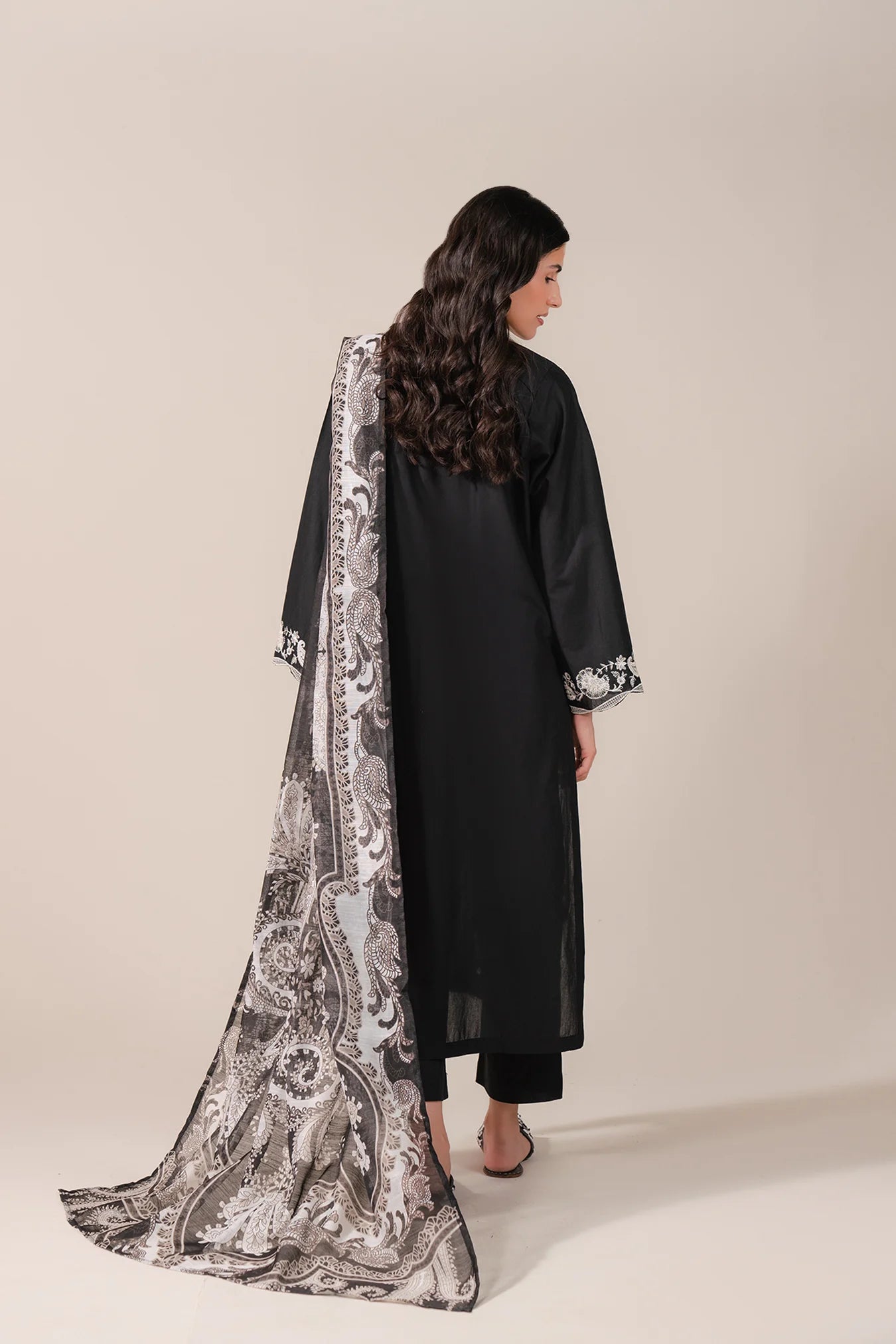 Stitched embroidered lawn suit 2025 – black 3 piece set ideal for women in Multan, Jeddah, and London
