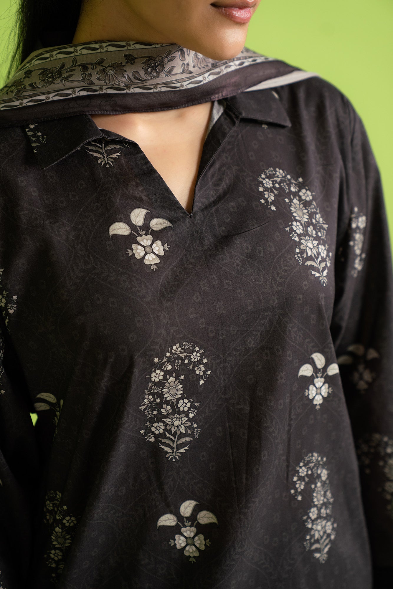 Stylish 3 piece lawn suit for women, featuring a digital printed cambric shirt and printed silk dupatta, perfect for custom tailoring